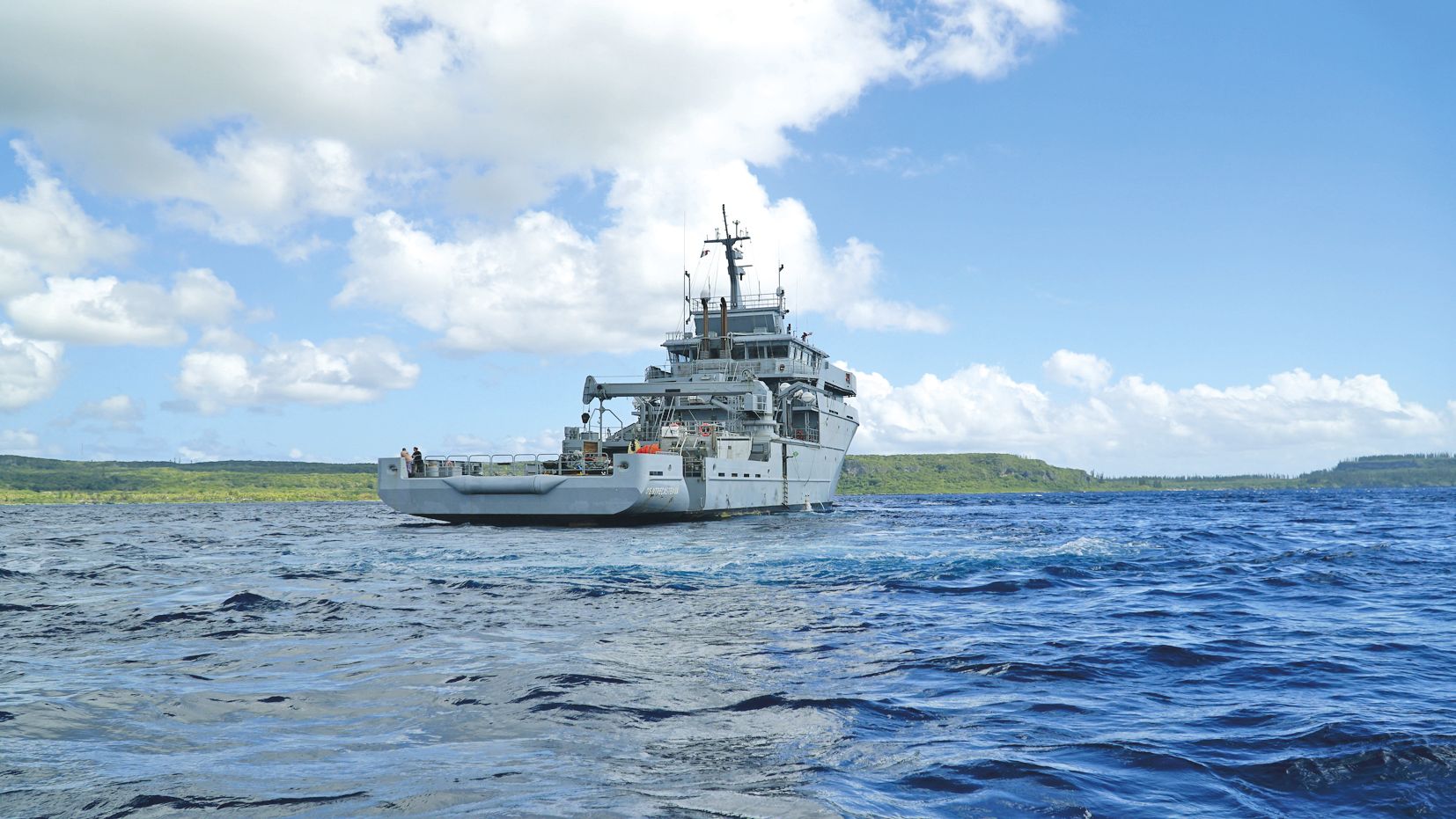 Le B2M D’Entrecasteaux fait dorénavant partie du paysage, habitué des mouillages à Maré en raison d’une convention avec la classe Défense de la Segpa de La Roche et plus récemment de l’échouage du Kea Trader.