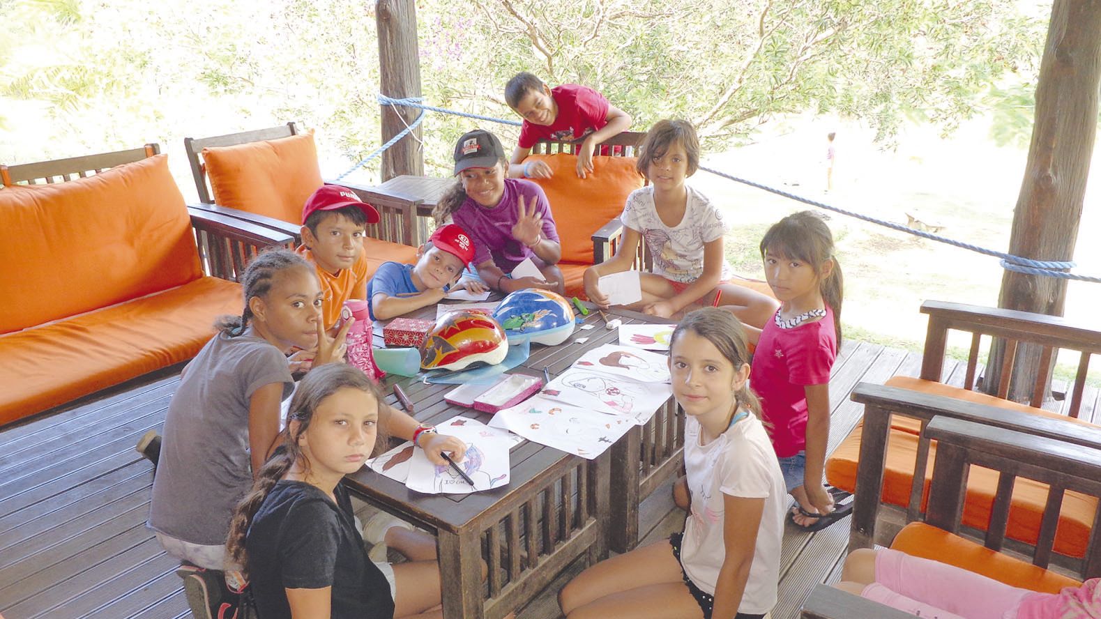 S’amuser en pleine nature à La Ouenghi, c’est chouette mais un peu fatigant. Un atelier dessin, c’est plus reposant et à l’ombre.