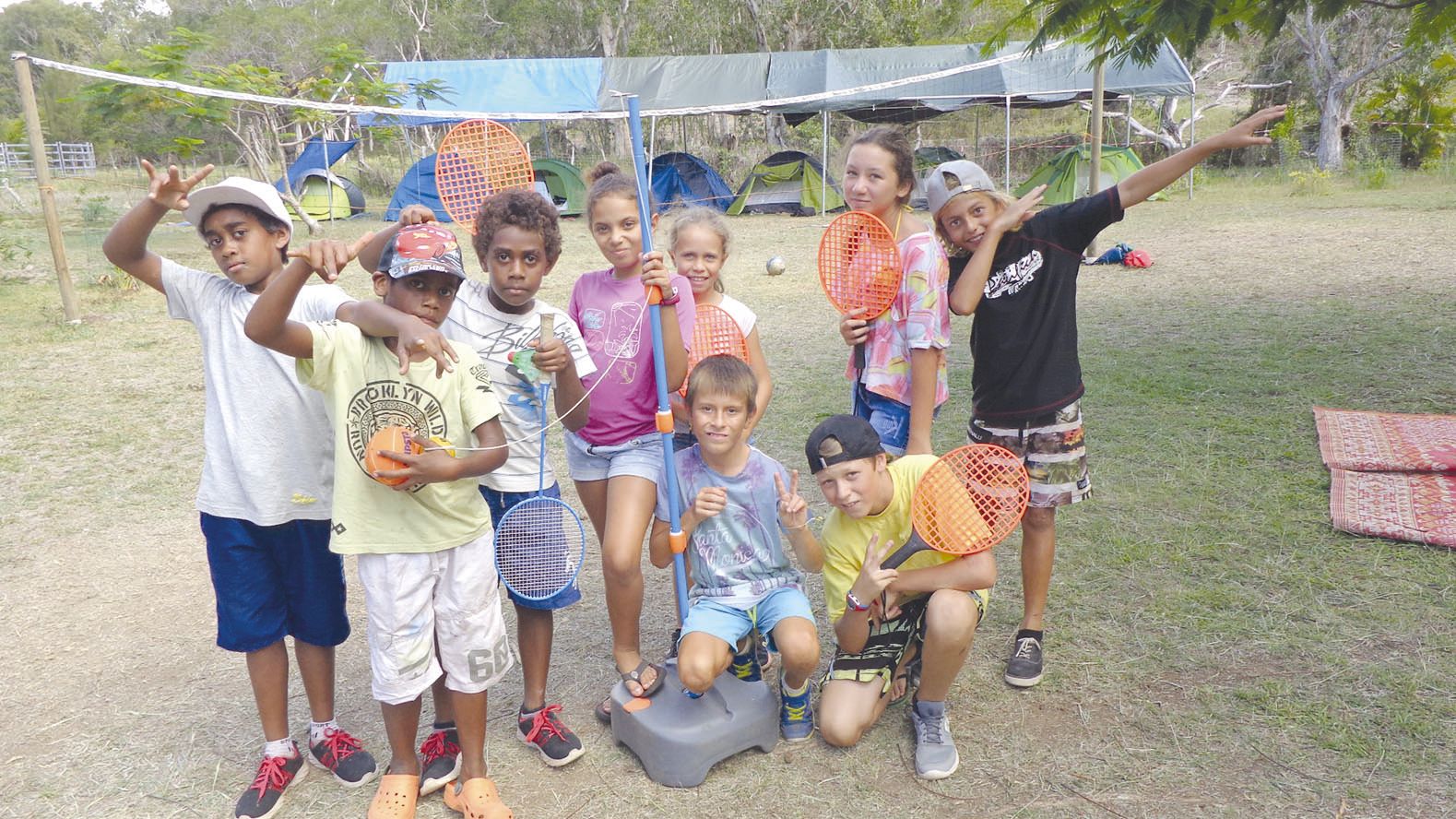 Le terrain de sport de Doucampo a permis aux jeunes de pratiquer des sports collectifs ou individuels.