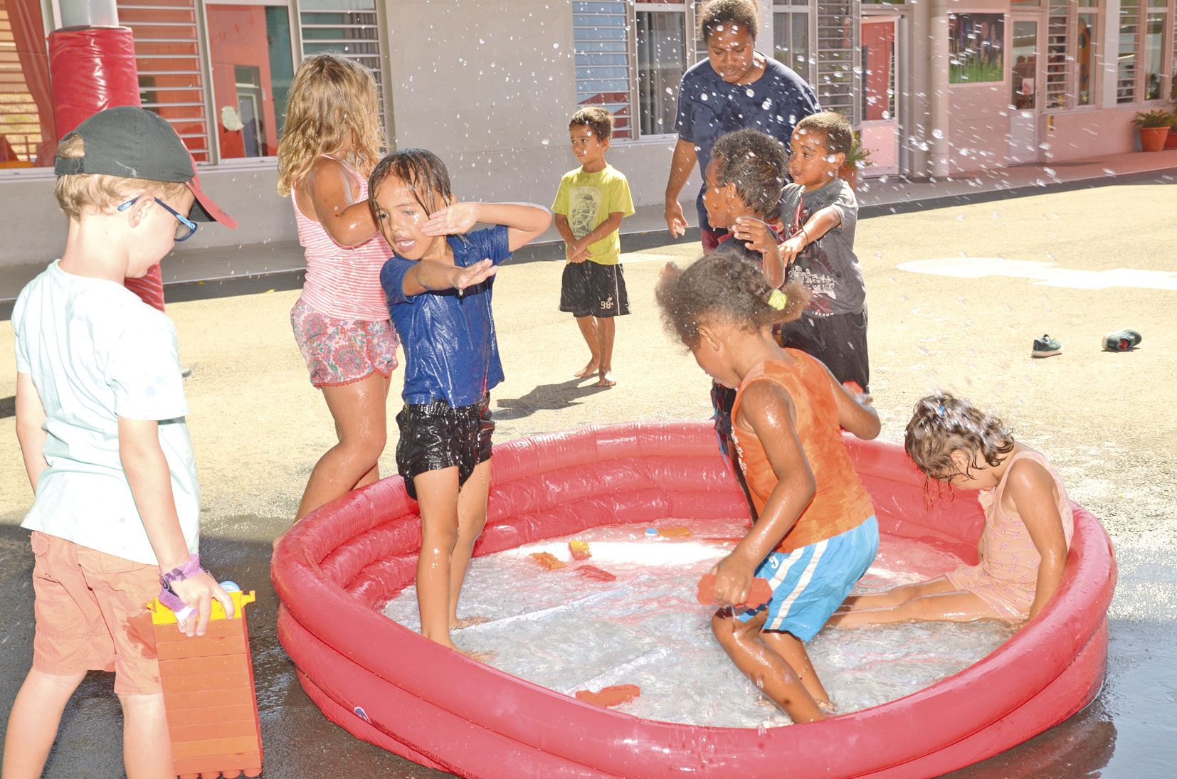 En cette période de fortes chaleurs, les jeux d’eau sont les bienvenus dans le programme d’activités des petits.