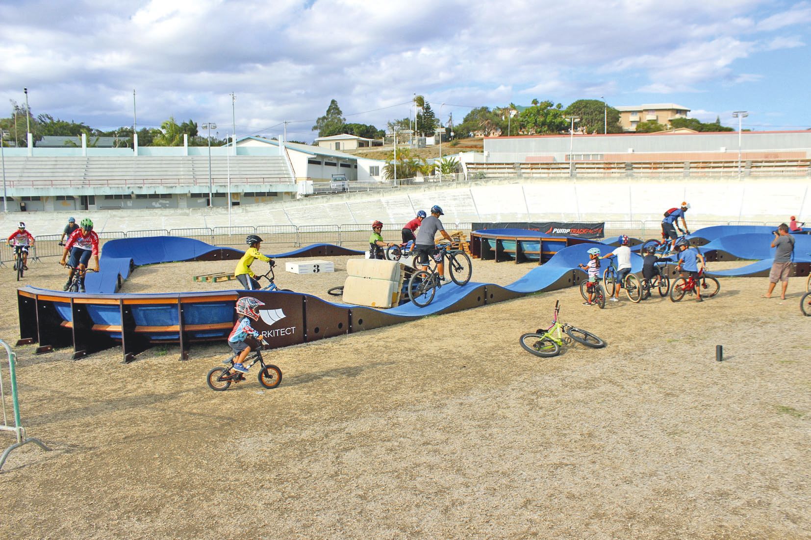 Installé par le gouvernement, le pumptrack du vélodrome de Magenta mesure 112 mètres de long. Il est accessible à tous jusqu’au 31 janvier.