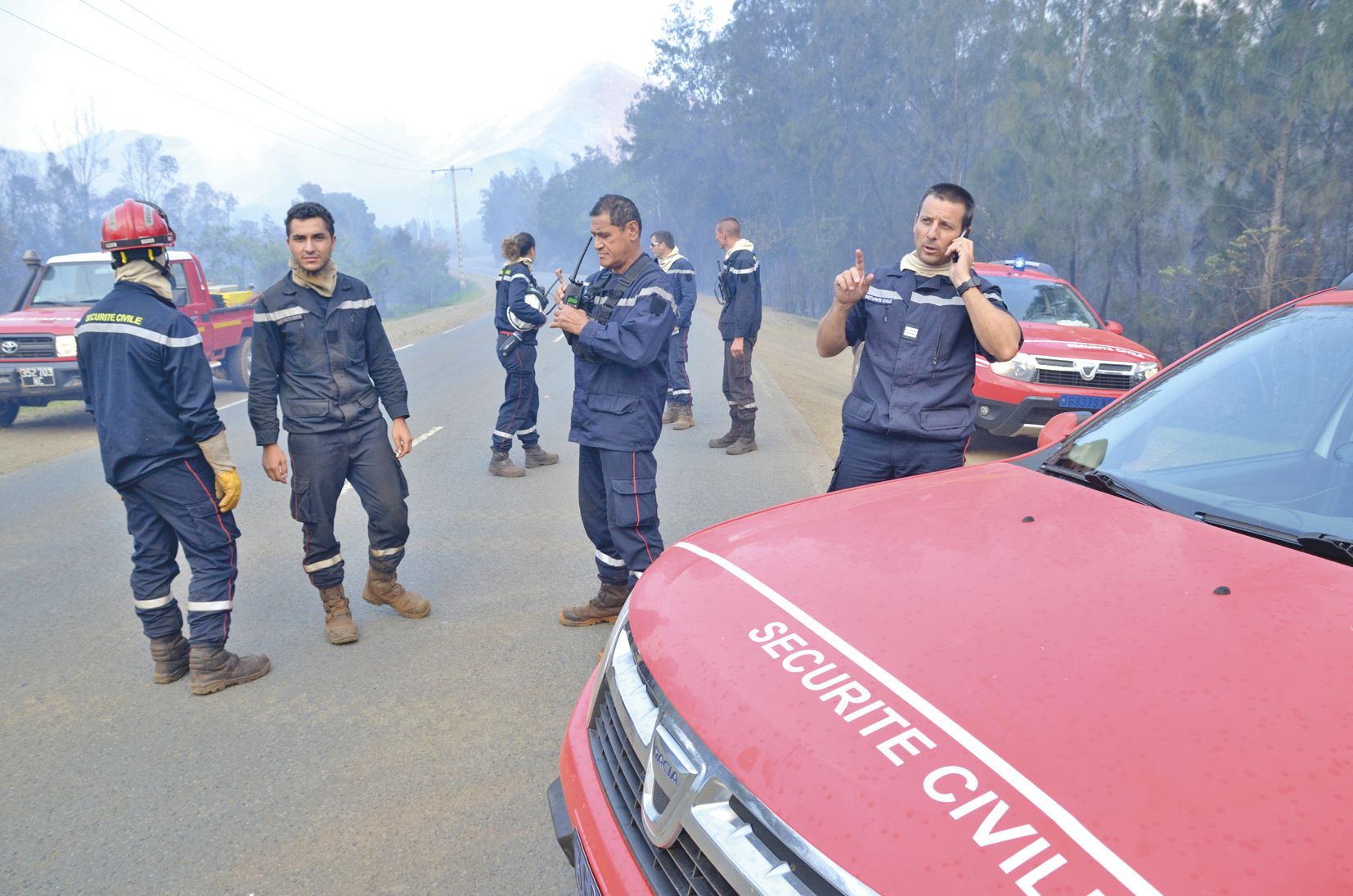 A droite, Christophe Baumann, commandant des opérations de secours sur les deux  incendies, donne sans arrêt ses instructions aux équipes.