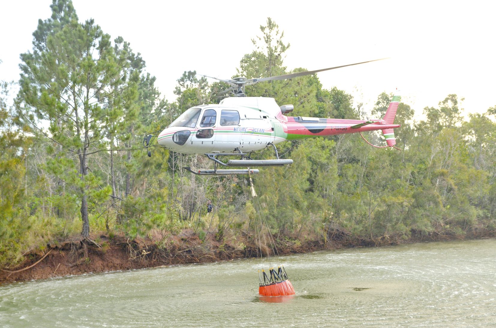 Deux hélicoptères bombardiers d’eau ont été mobilisés au niveau de La Coulée. Le feu a traversé la rivière se rapprochant dangereusement des habitations.