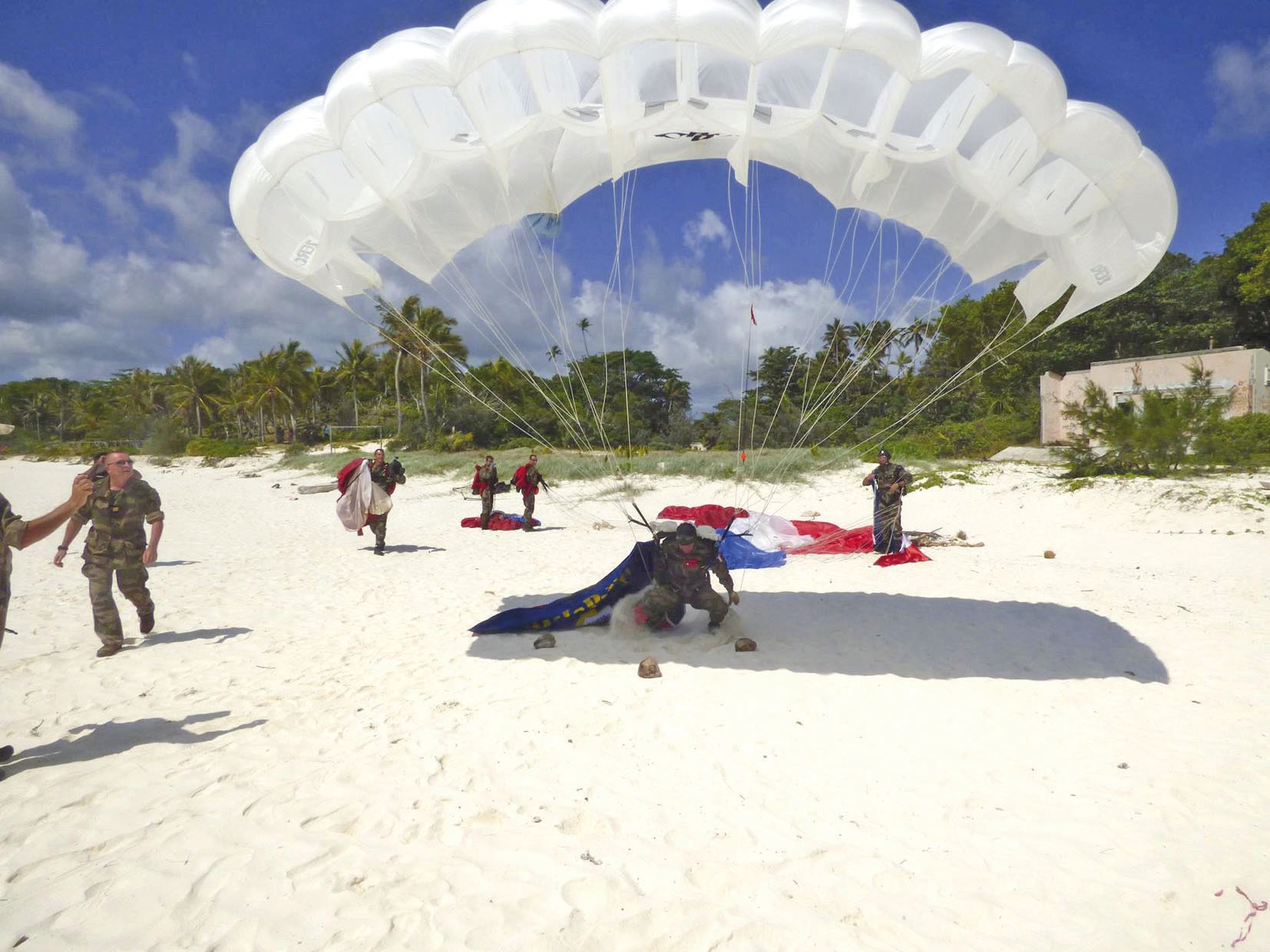 Le puma des Fanc, stationné sur la plage de Chateaubriand, a décollé avec, à son bord, 5 militaires qui ont fait des sauts en parachute sous les yeux du public.