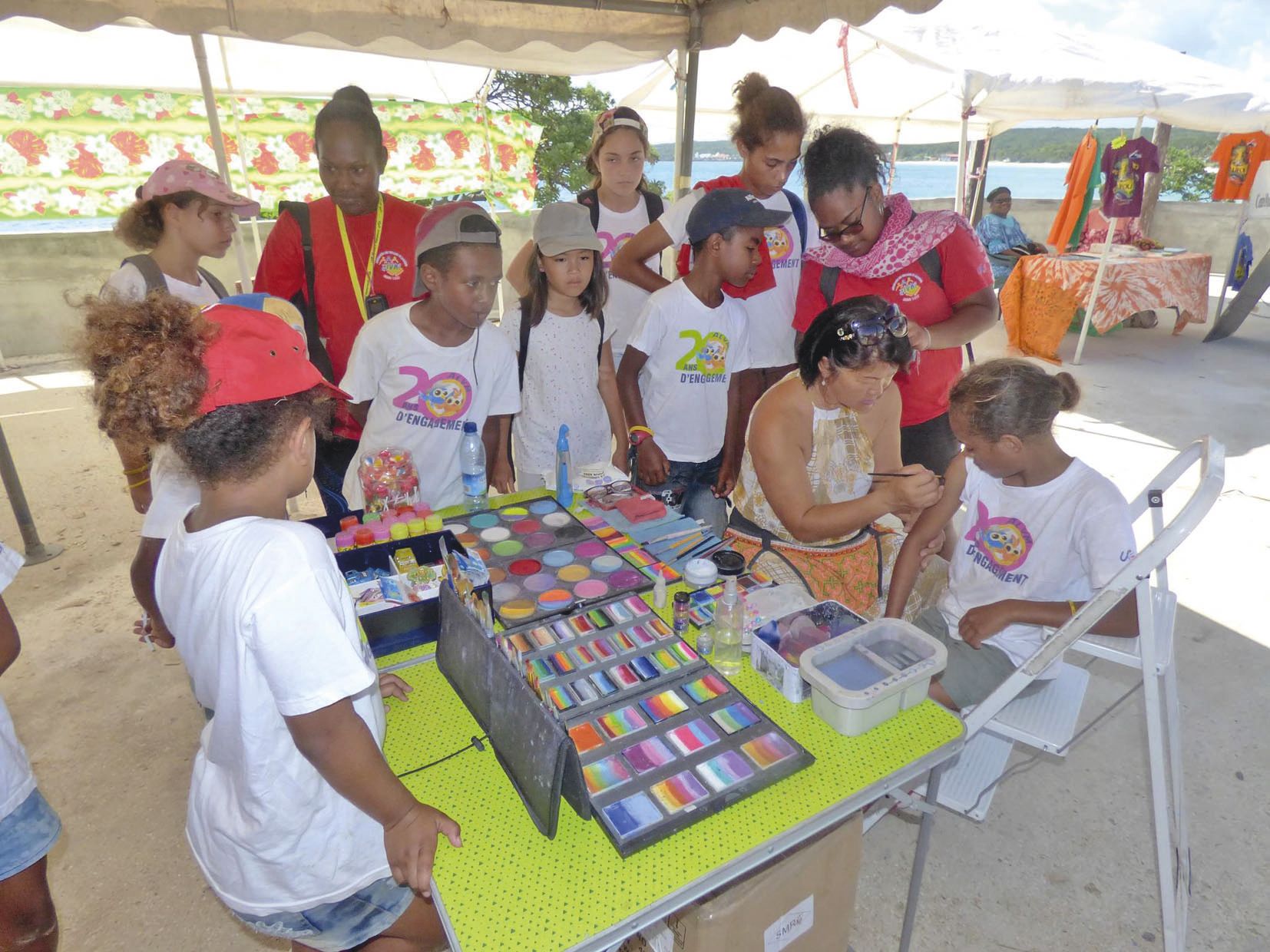 Le stand de maquillage a été pris d’assaut par la quinzaine de jeunes de l’Association des Villages de Magenta, qui sont actuellement dans un centre de vacances sur Lifou.