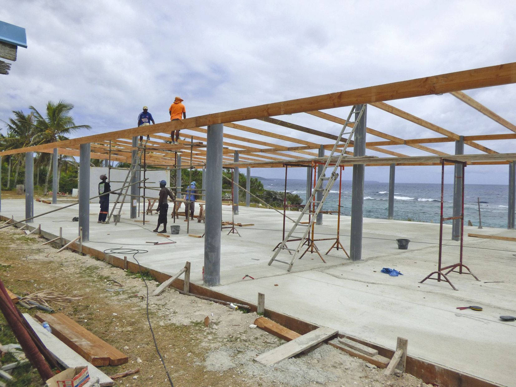 Le préau de la paroisse, détruit par le cyclone Donna, est entièrement reconstruit.