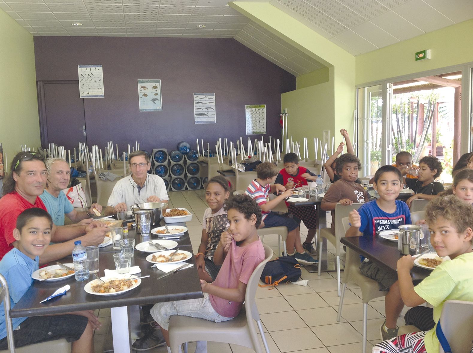 Au cours de cette semaine, les enfants vacanciers ont reçu la visite de Jim Arsapin,  le président de l’association du centre socioculturel qui a mis ces vacances en place.