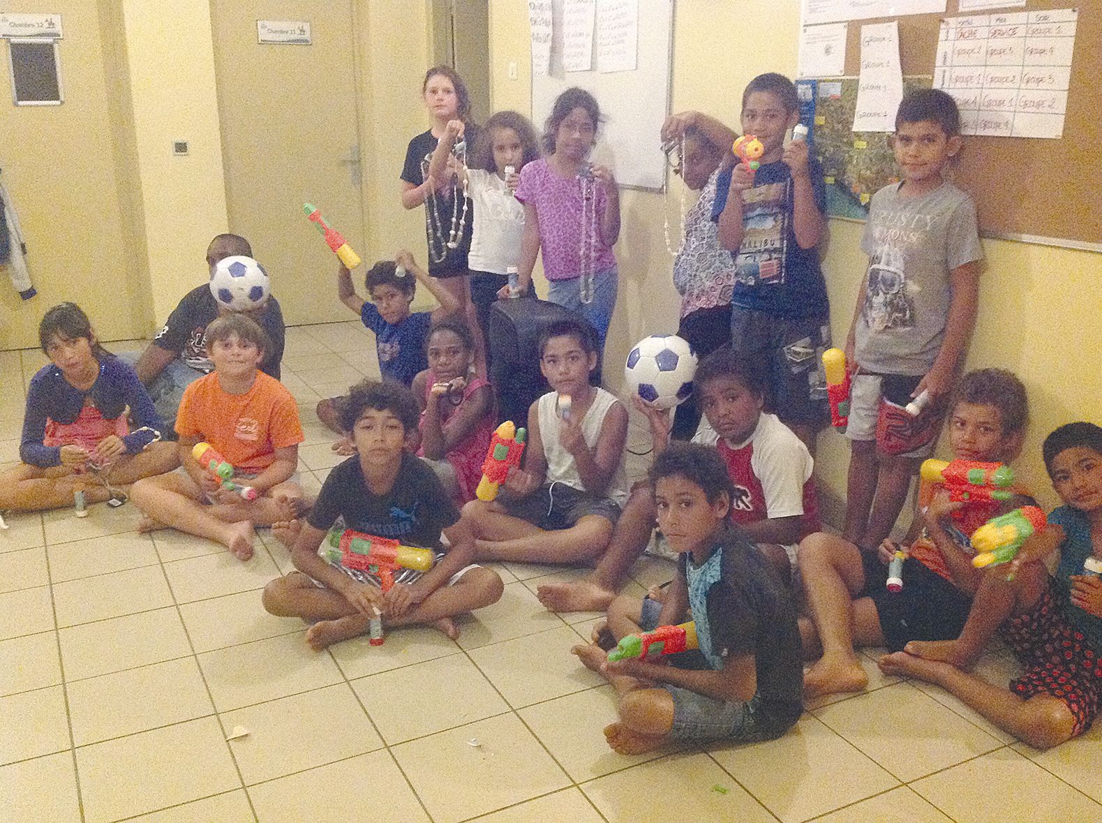 Le jeudi soir, les enfants ont participé à la boum de fin de centre. Ils ont reçu chacun un cadeau en souvenir de ce camp de vacances.