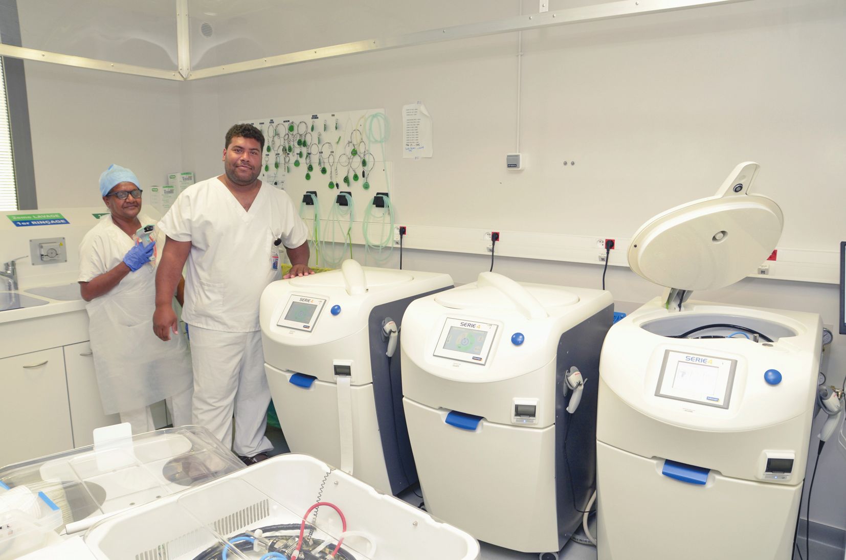 Cinq aides-soignants travaillent dans l’unité de décontamination des endoscopes, dont les nouvelles armoires réfrigérées ont amélioré le fonctionnement.