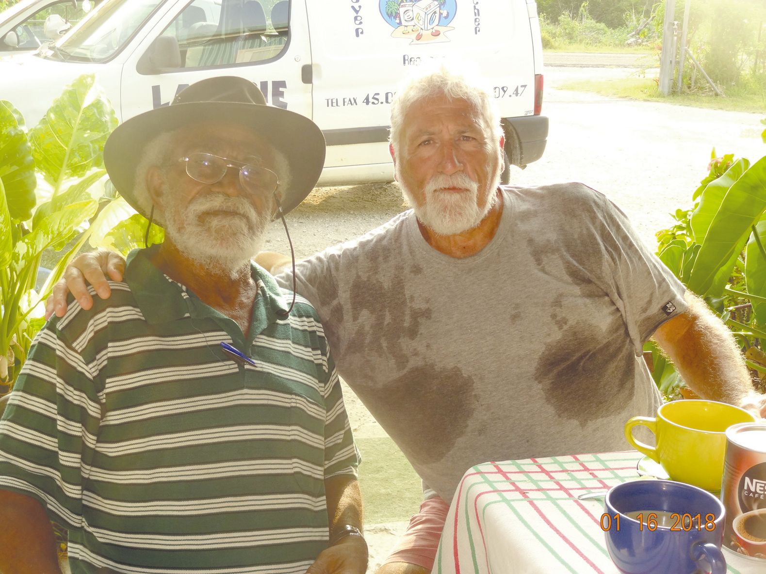 Louis Wanakaen (avec le chapeau) et Alain Bernard, cinquante-deux ans plus tard.