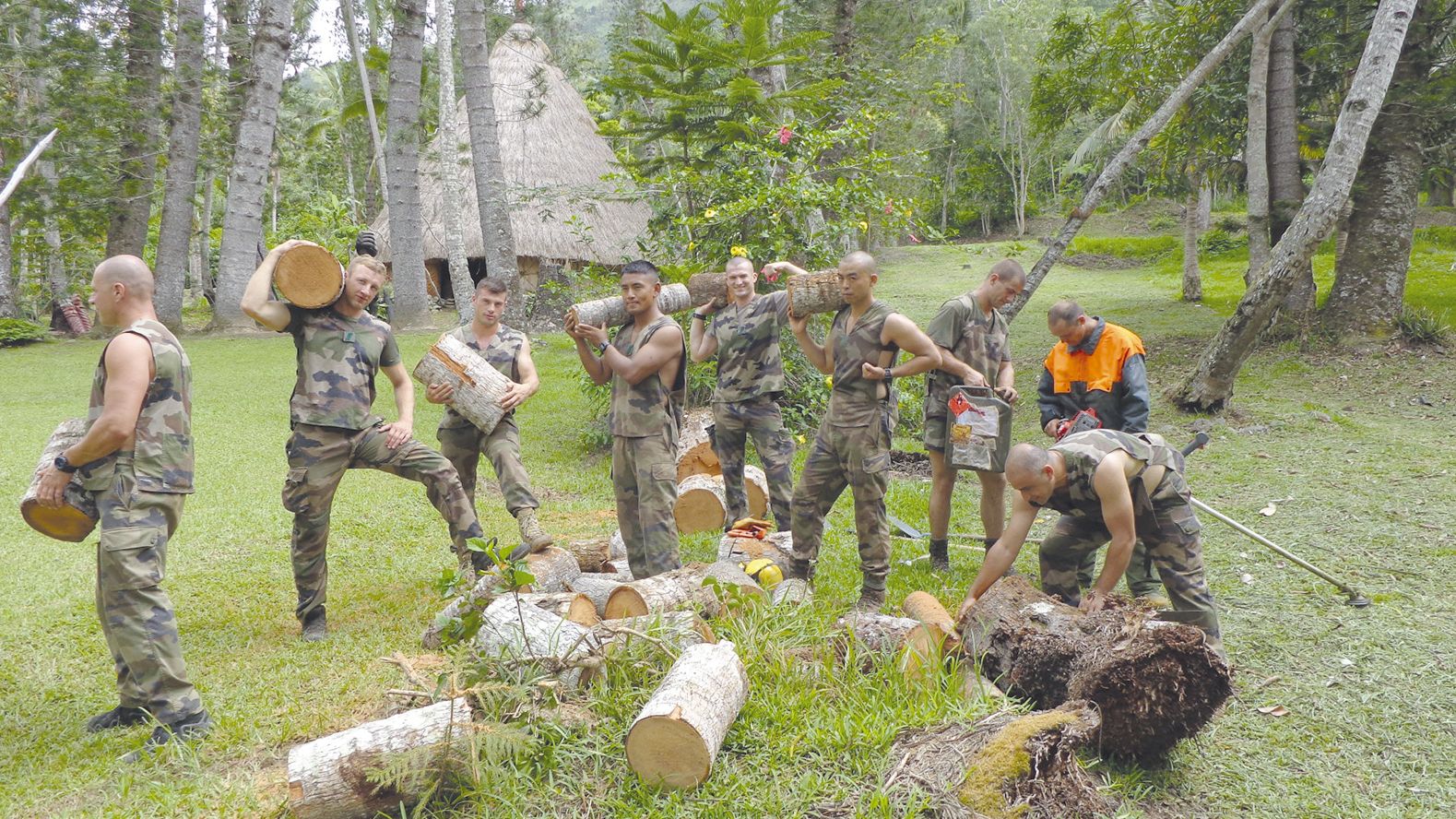 Les militaires ont nettoyé autour de la grande case en débroussaillant  l’espace et en découpant du bois.