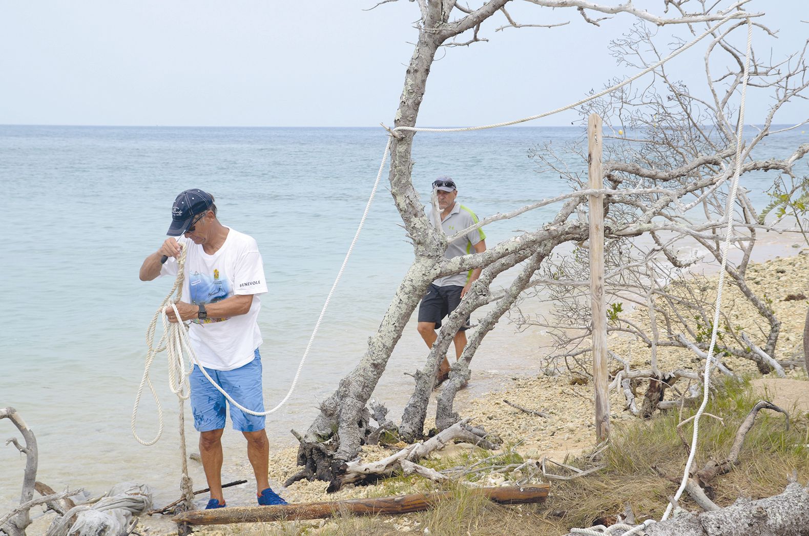 Une première équipe de volontaires dégageait cordes et poteaux. La mer ronge la zone  quotidiennement et au fil du temps les équipements se sont pris dans le corail et les arbres.