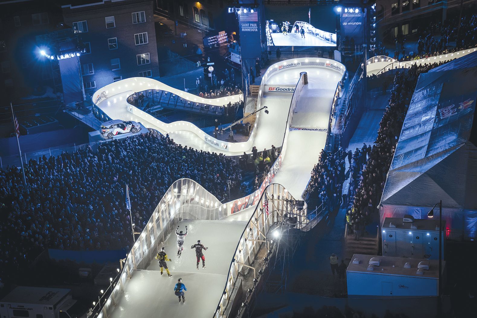 Ce sont des dizaines de milliers de personnes qui s’entassent autour de la piste de glace pour suivre ces courses folles du Crashed Ice à Saint-Paul.