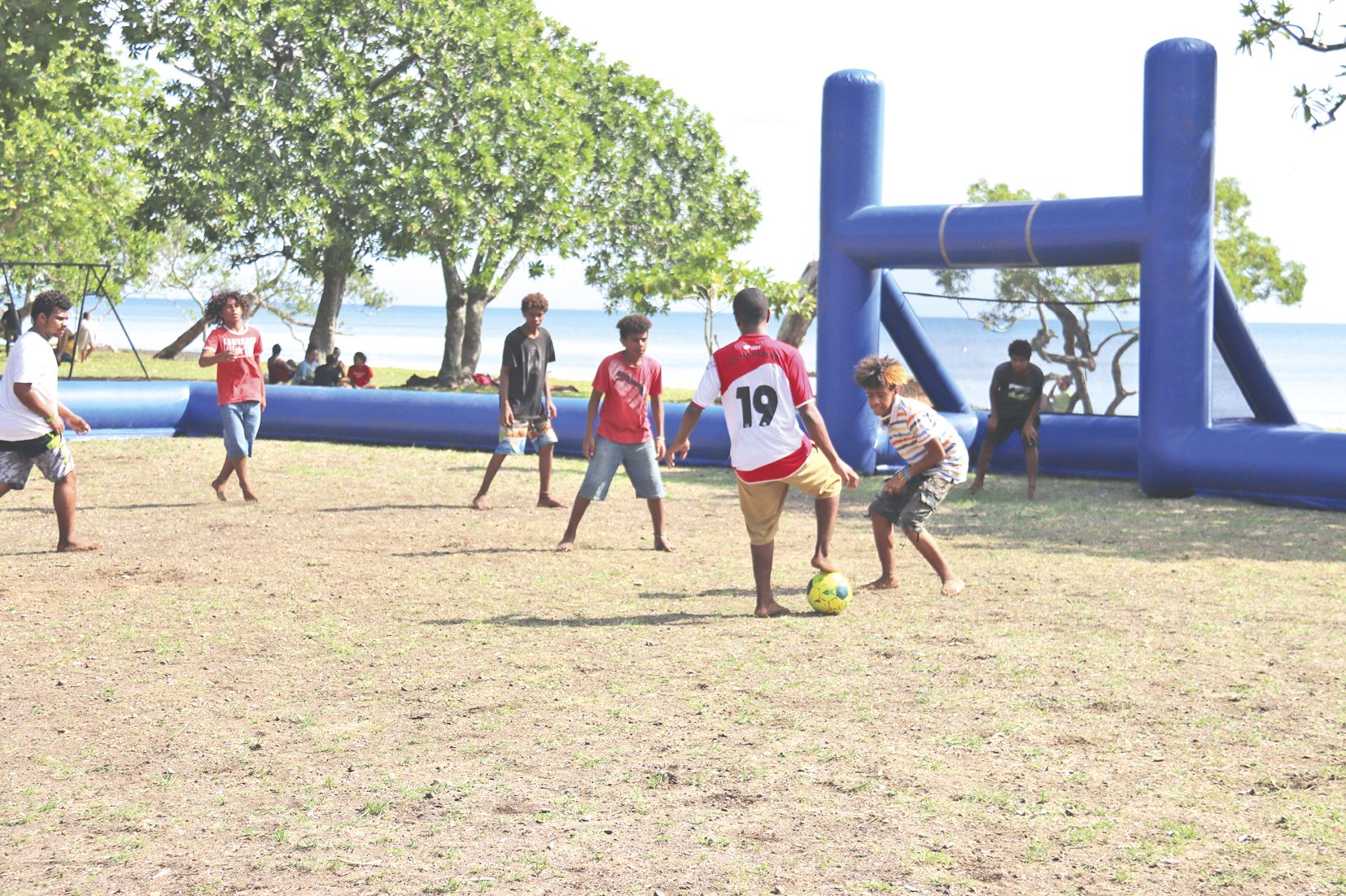Le tournoi de football est la compétition phare des Beach Games. Toutes les équipes  de quatre joueurs doivent s’affronter en poules avant de pouvoir prétendre accéder  aux phases d’élimination directe.