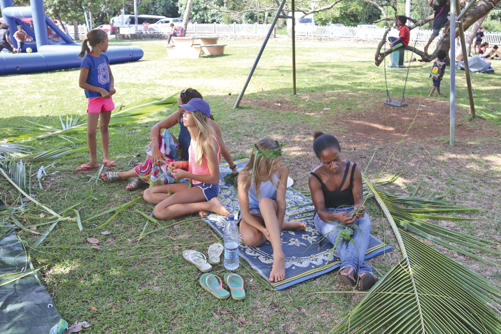 En plus du sport, un atelier de tressage sur feuilles de cocotier est proposé sur la plage. Différents jeux de société sont également disponibles sur place pour les jeunes inscrits.