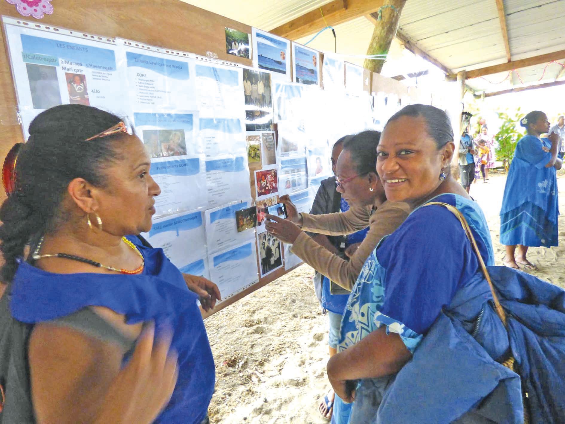 Les familles consultent l’arbre généalogique et les différentes descendances.