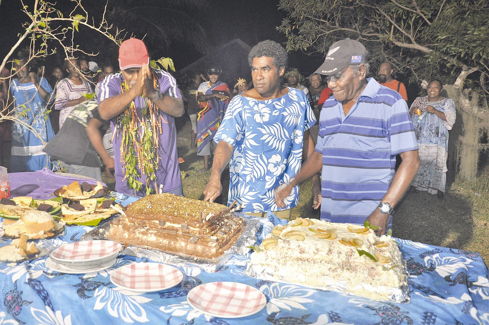 Une fois le travail coutumier terminé à la chefferie de Wabao, tous se sont dirigés vers Eni, chez l’oncle utérin, Jone Koneco (tee-shirt rayé), pour lui remettre un don d’1,5 million de francs. C’est un geste de « pardon » à celui qui a donné le souffle 