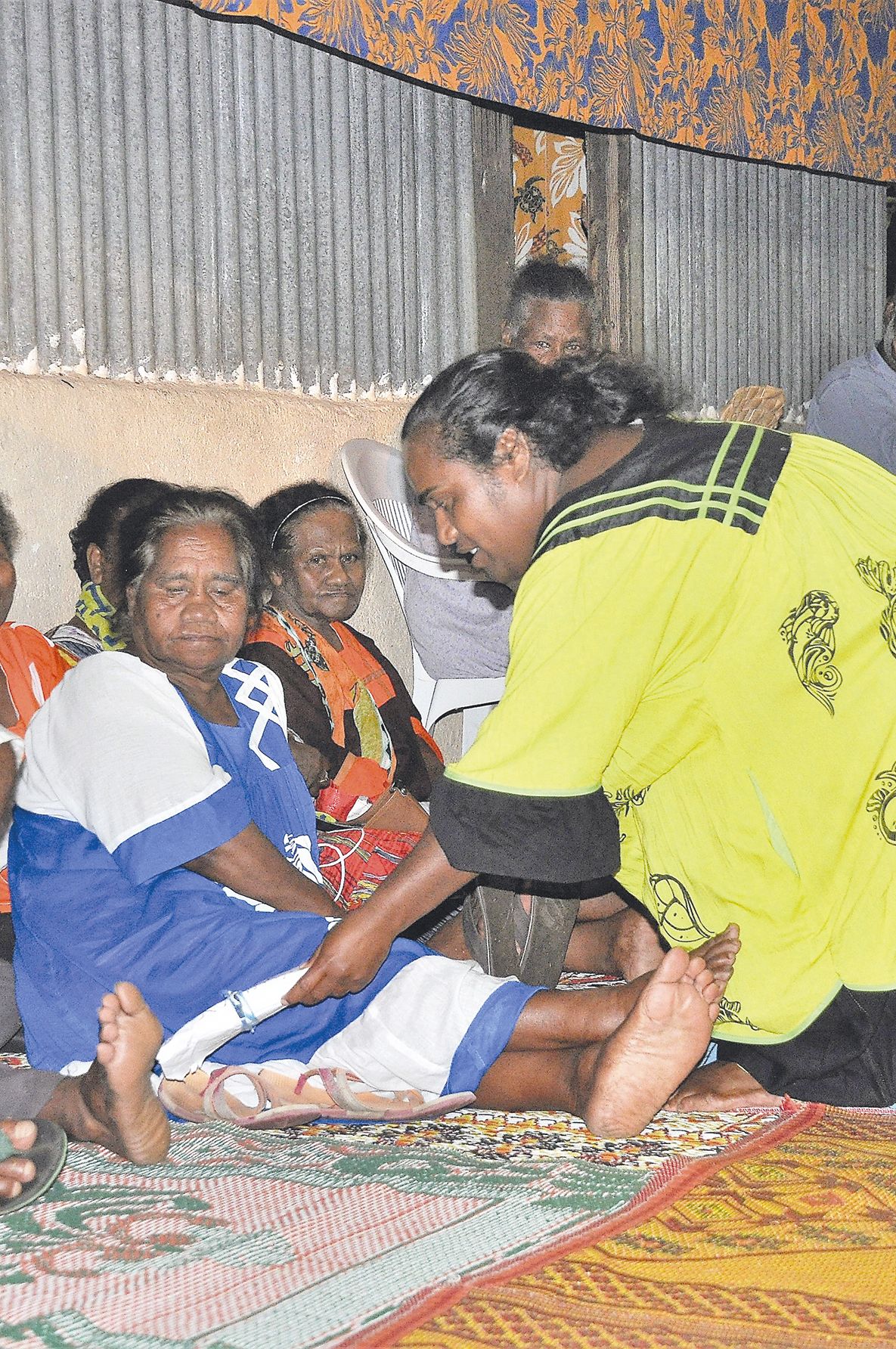 C’est l’oncle utérin qui demande à l’élue si elle accepte l’union qui lui est proposée et lui transmet le don destiné à sa mère. Ici, à Wabao au sein de la famille Wadrobert,  Wapepene (robe jaune) est fière de lui remettre une  enveloppe d’1,7 million de