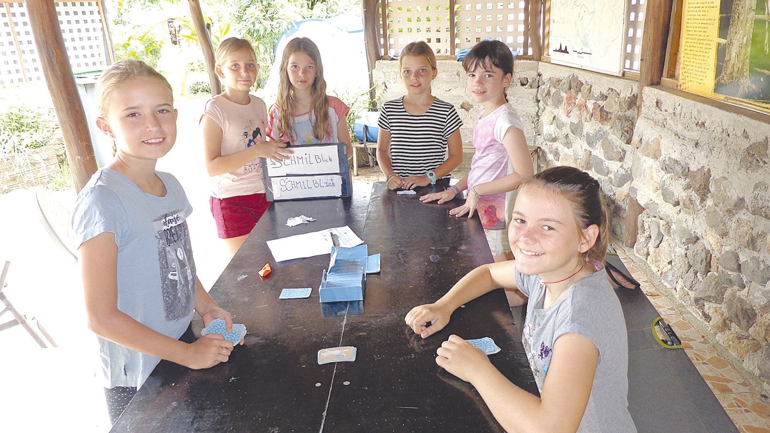 Entre deux sorties, les participantes ont joué aux cartes et aux petits questionnaires.