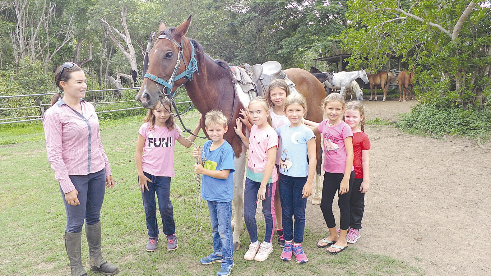 Les filles ont attendu le retour des chevaux pour les préparer à la balade équestre.