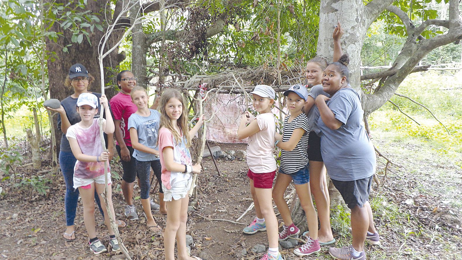 Les longues promenades sur le site ont permis aux jeunes de ramasser des branchages et de construire une cabane façon Koh-Lanta, avec l’aide des animatrices.