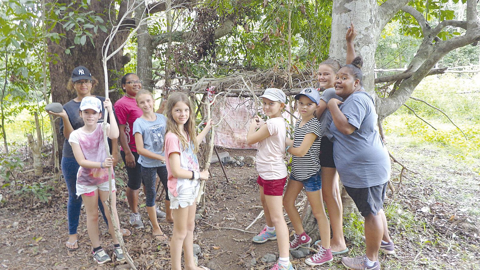 Les longues promenades sur le site ont permis aux jeunes de ramasser des branchages et de construire une cabane façon Koh-Lanta, avec l’aide des animatrices.