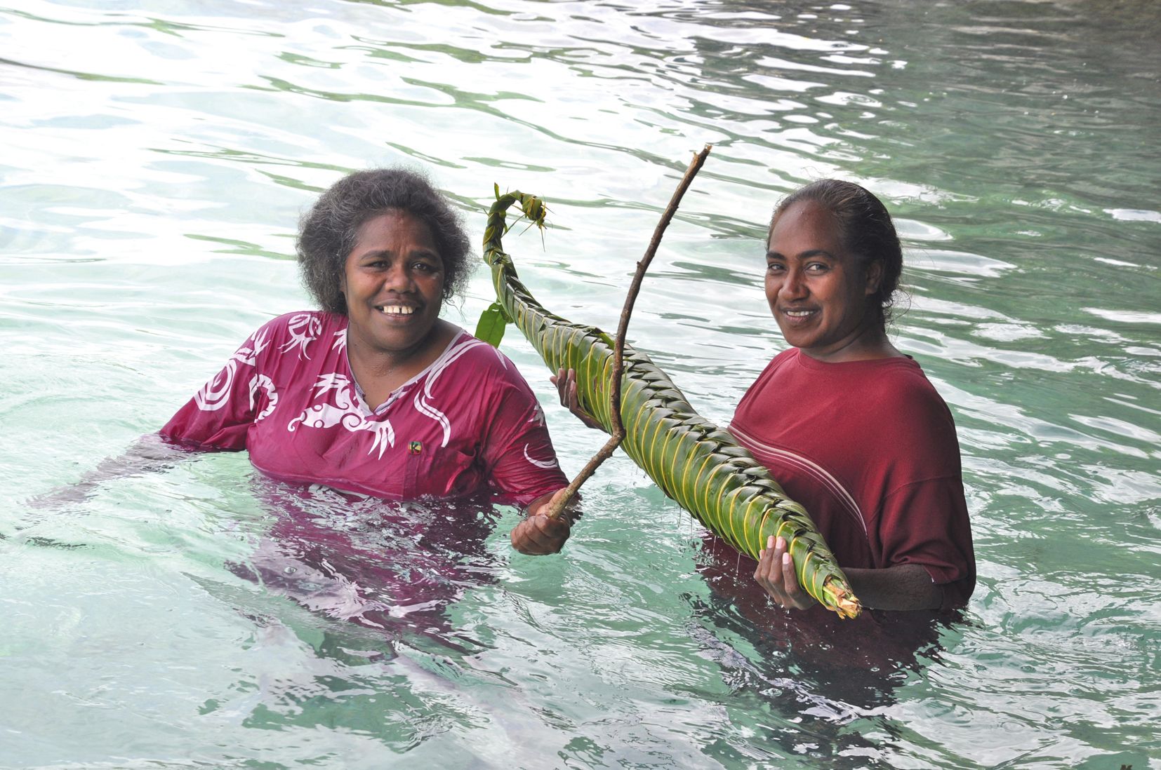 Lalo (à gauche) est la maman qui endosse le rôle de méchante qui donne un coup de bâton si la jeune fille ne boit pas correctement. Rose administre le produit avec le « ae serei » rigoureusement confectionné. Il pourra être réutilisé pendant plusieurs jou