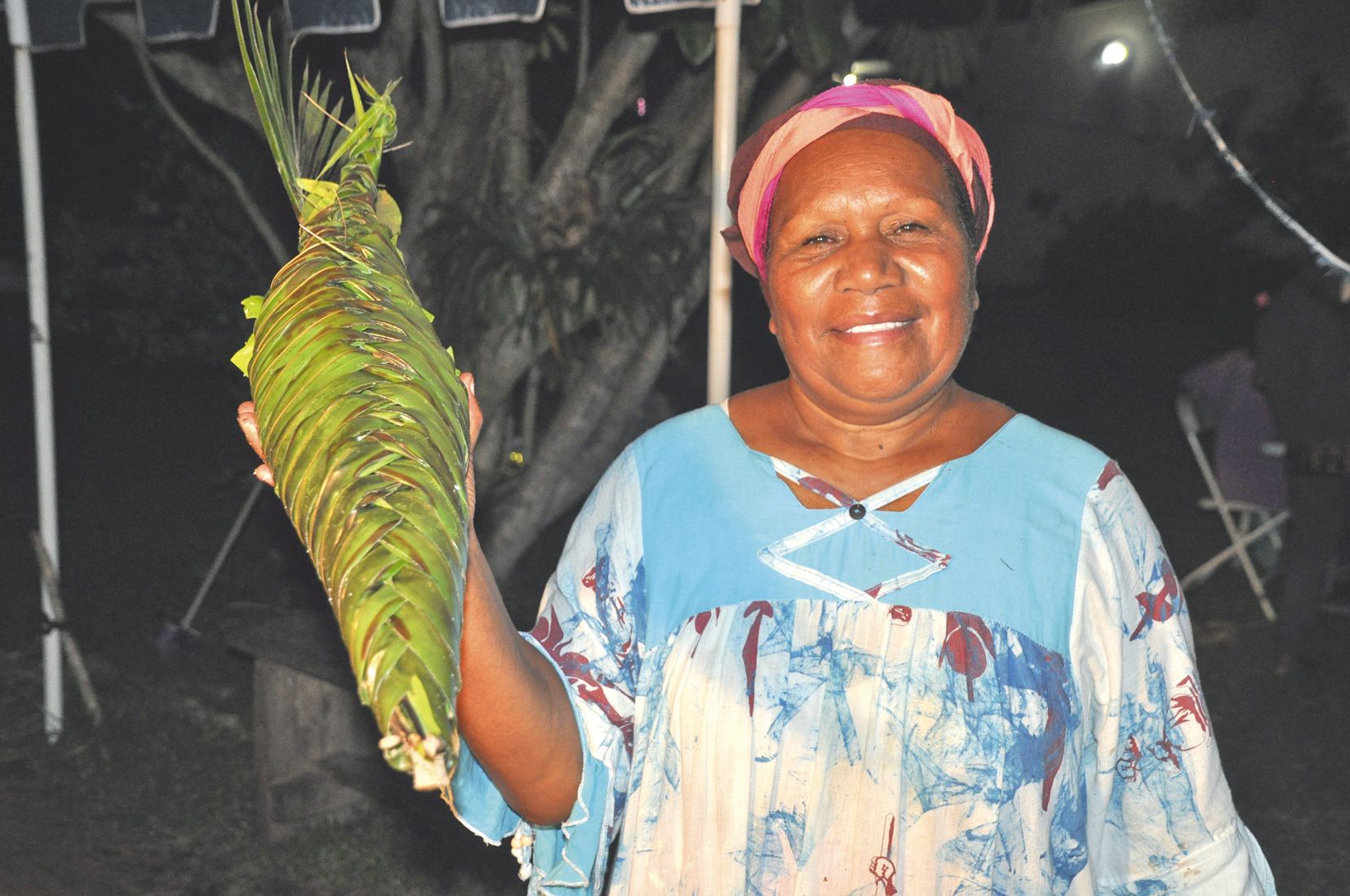 Pa Drudru est devenue le médecin traditionnel de la tribu qui reconnaît le savoir-faire qu’elle tient de sa belle-mère et de sa mère. Convaincue des vertus de la purge, elle suit chaque rite et s’assure que chacun boit correctement.