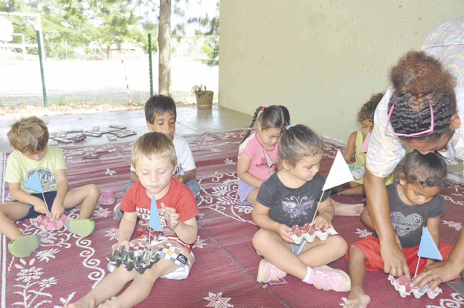 Pour rester dans le thème du centre de loisirs, les enfants du groupe des petits ont participé à des activités manuelles comme la fabrication de pirogues, à l’aide de boîtes d’œufs en carton, prédécoupées par Nana, leur animatrice.