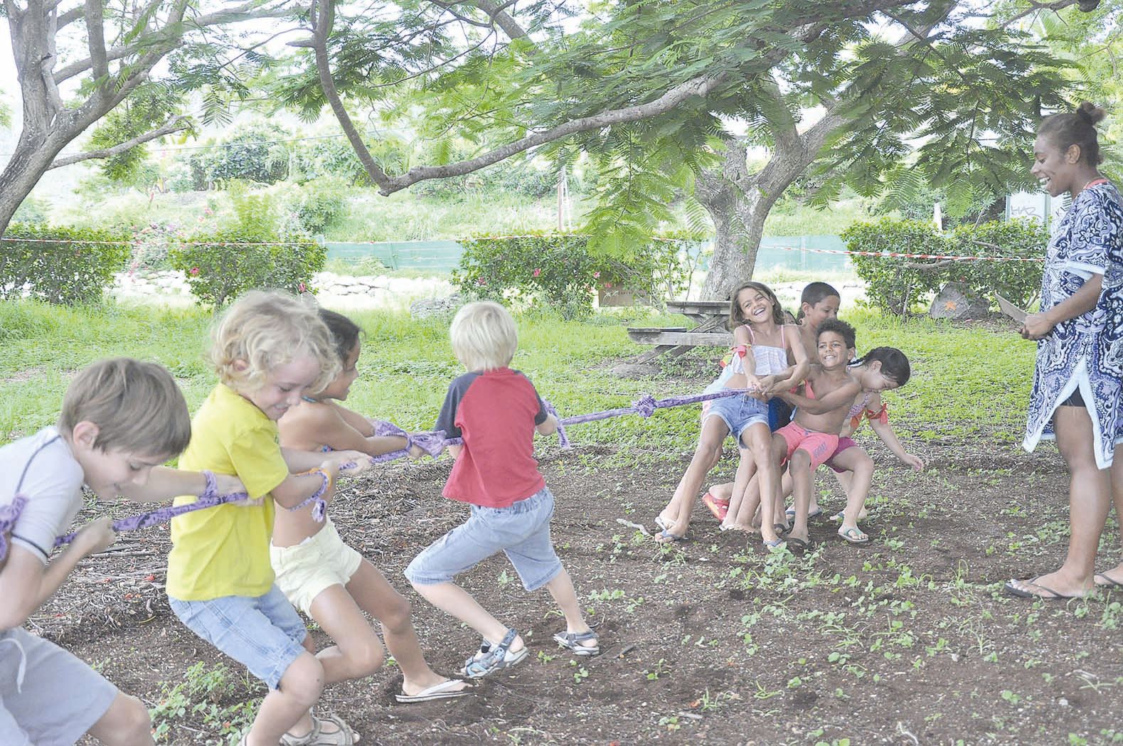 Réunis jeudi à la plage des Flamboyants, les jeunes vacanciers répartis en deux équipes  - les Requins et les Dauphins - ont participé à des jeux physiques, comme ici, le tir à la corde.