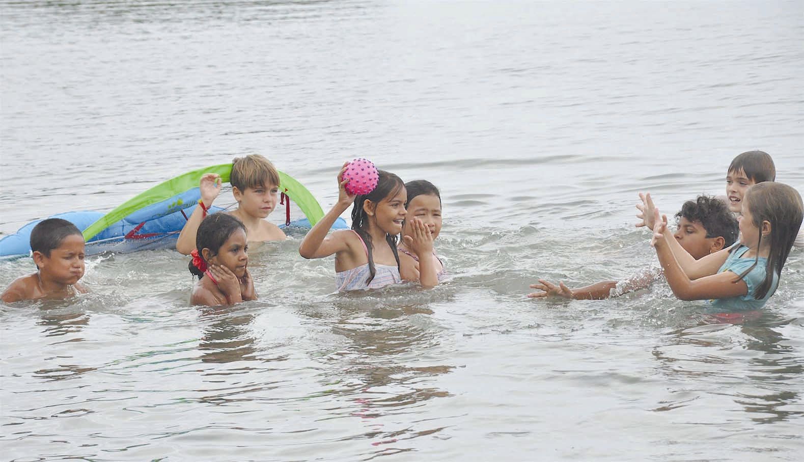 Petite partie de fou rire pendant ce match de waterpolo, revu et corrigé par Gigi,  l’animatrice, où les Requins ont eu la partie belle face aux Dauphins, leurs adversaires.