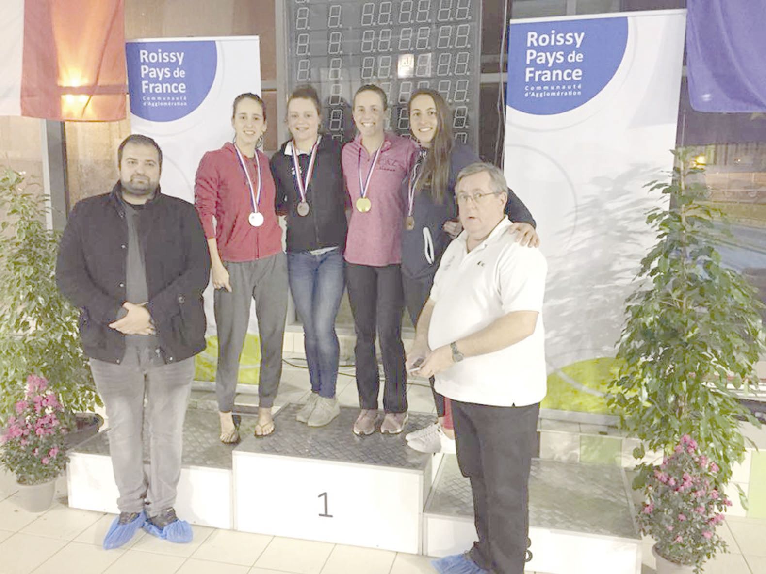 Le plus large sourire est pour Lara Grangeon (3e fille en partant de la gauche, en haut).