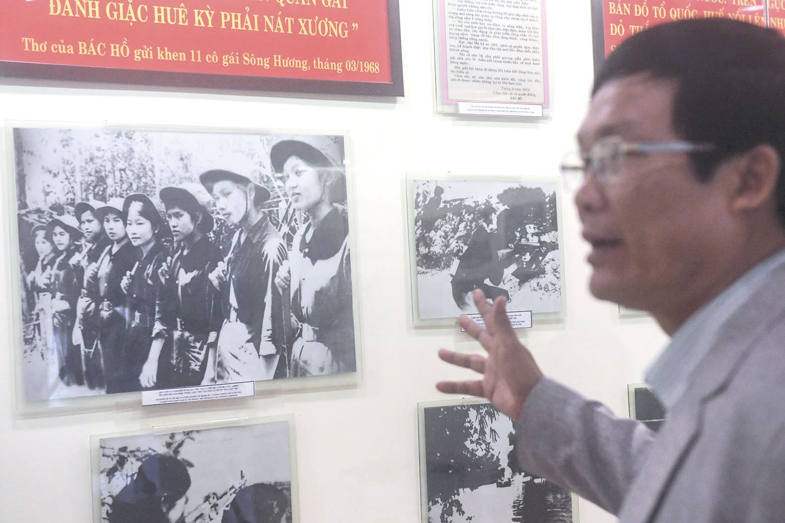 Cao Huy Hung,directeur du Musée révolutionnaire de Hué, où sont exposés des chars fabriqués aux États-Unis et capturés pendant la guerre (photo ci-dessus) et de nombreux documents.