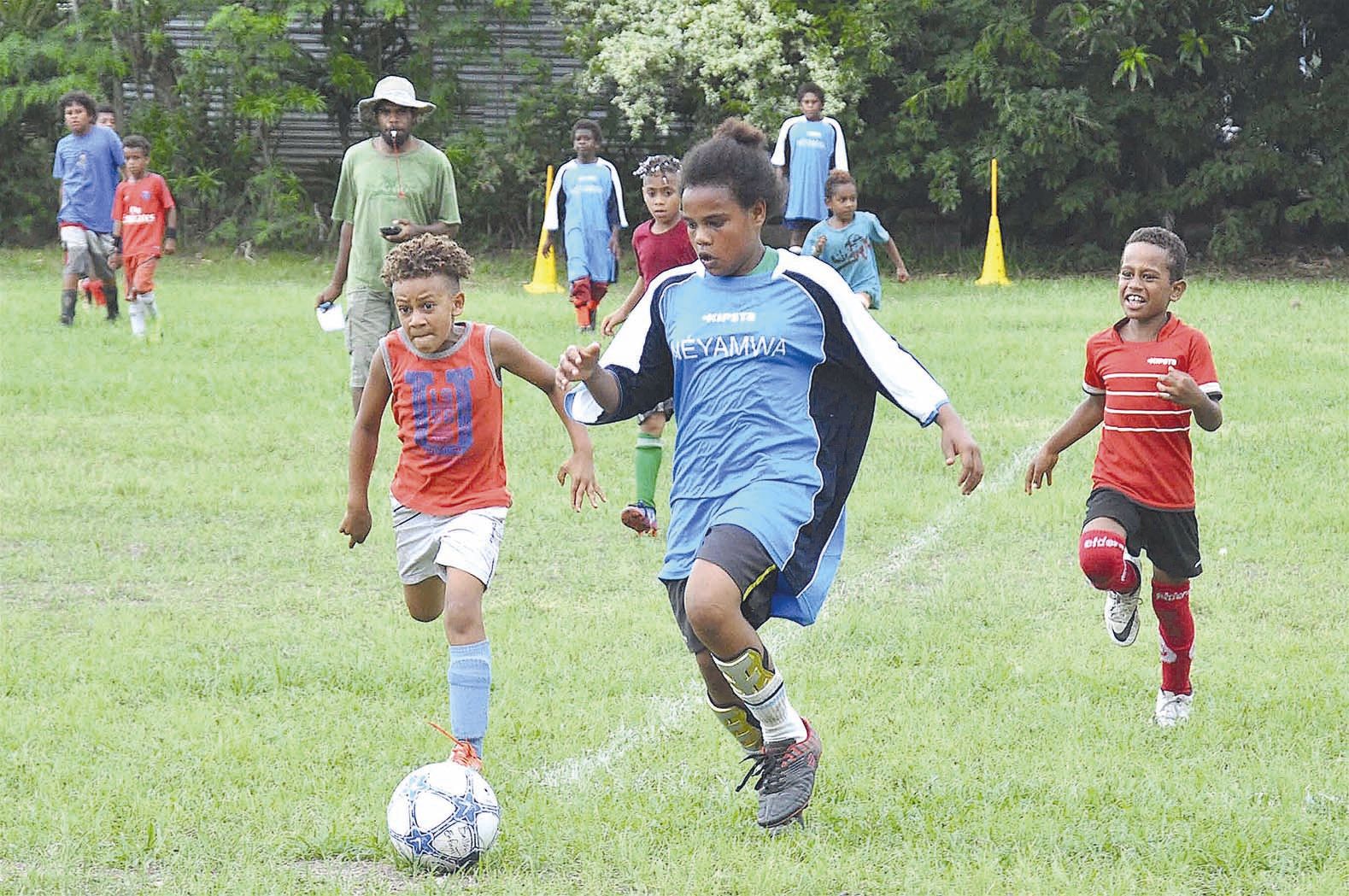 Chez les enfants de 7 à 12 ans, l’équipe de Pagou (bleu) s’est imposée sur le fil (3 buts à 2) sur celle  de Paop (rouge) lors de la finale du grand tournoi.