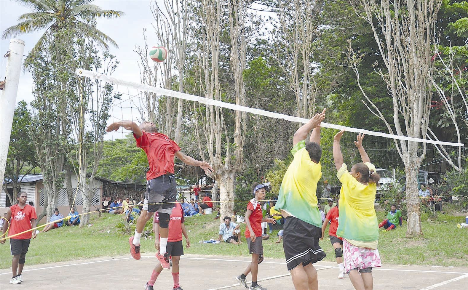 L’équipe de Galagaoui-Paop (rouge) s’est imposée face à  Karaak (2-0) lors de la finale du tournoi de volley-ball mixte.