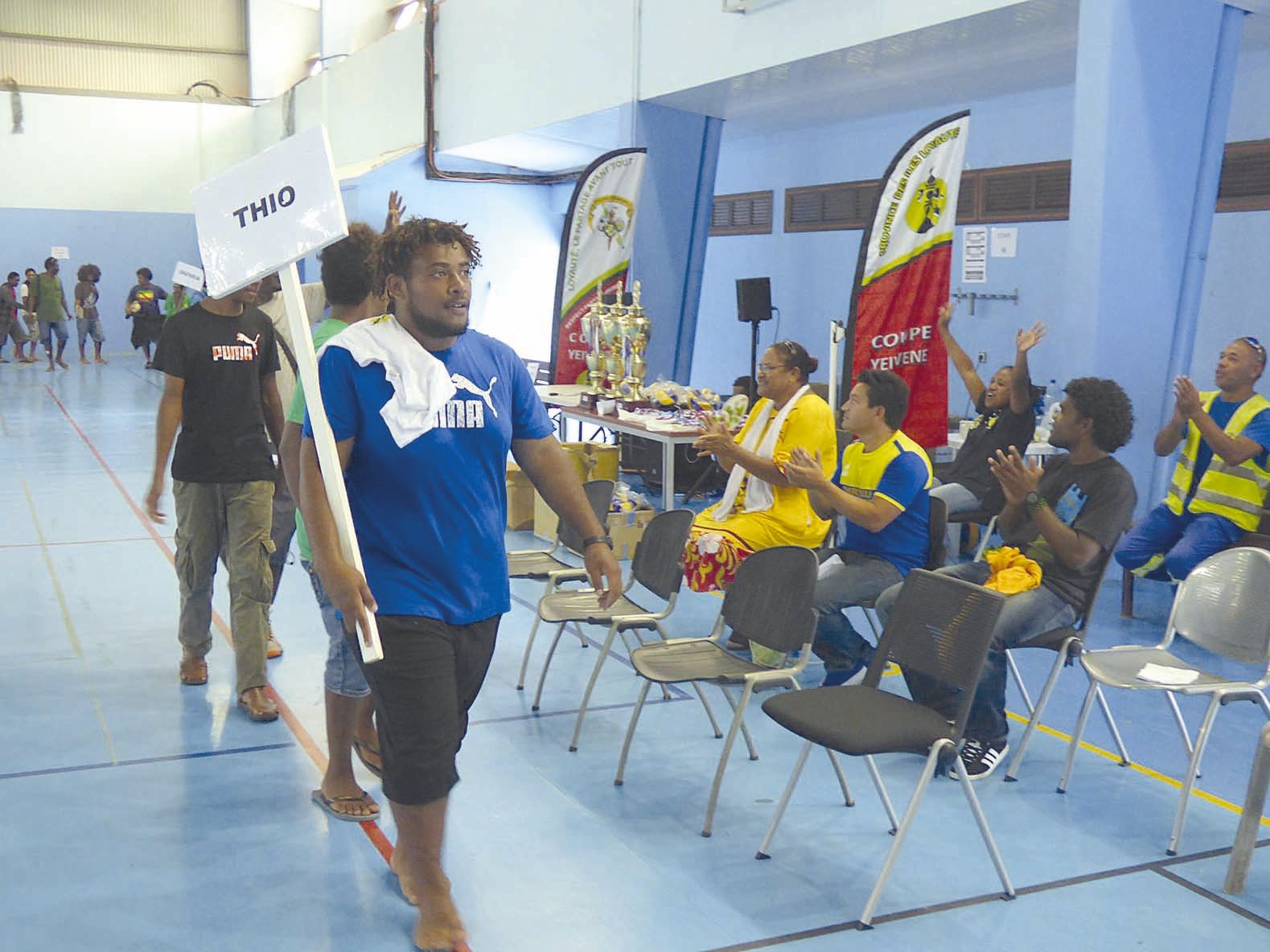 La cérémonie de clôture a débuté avec un grand rassemblement sur le terrain du  complexe sportif de Hnasse, à Lifou (ci-dessus), suivi d’un défilé des différentes délégations (ci-dessous), avant de prendre place dans la salle omnisports où s’est déroulée 