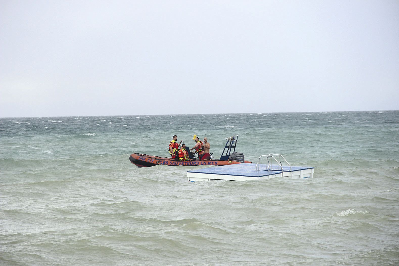Le bateau de la SNSM a entrepris des recherches dès le  signalement de la disparition du nageur près du radeau.