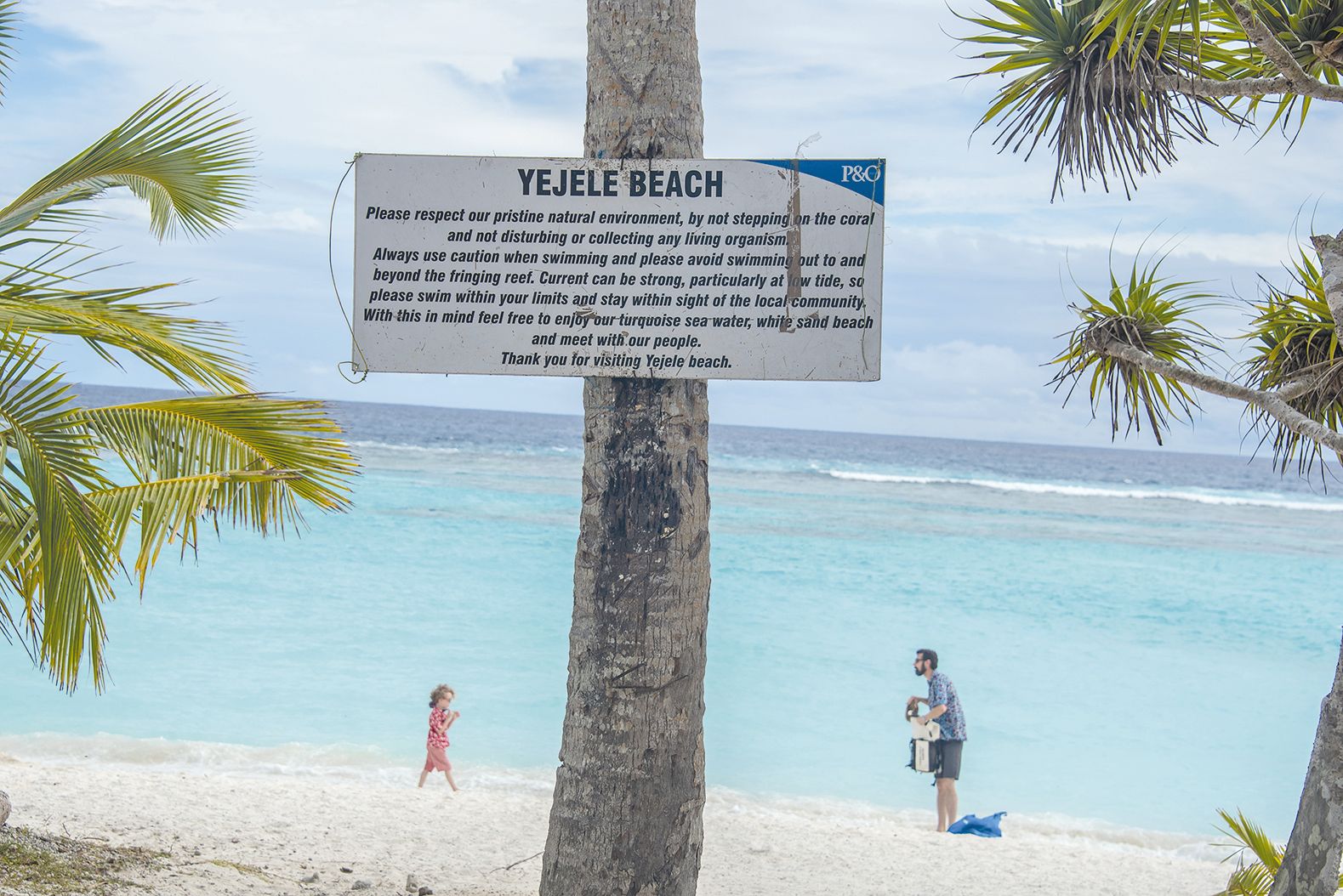 Sensibilisation à la plage de Yejele à Maré, milieu naturel à la beauté fragile. Des crèmes solaires biodégradables sont vendues sur place.
