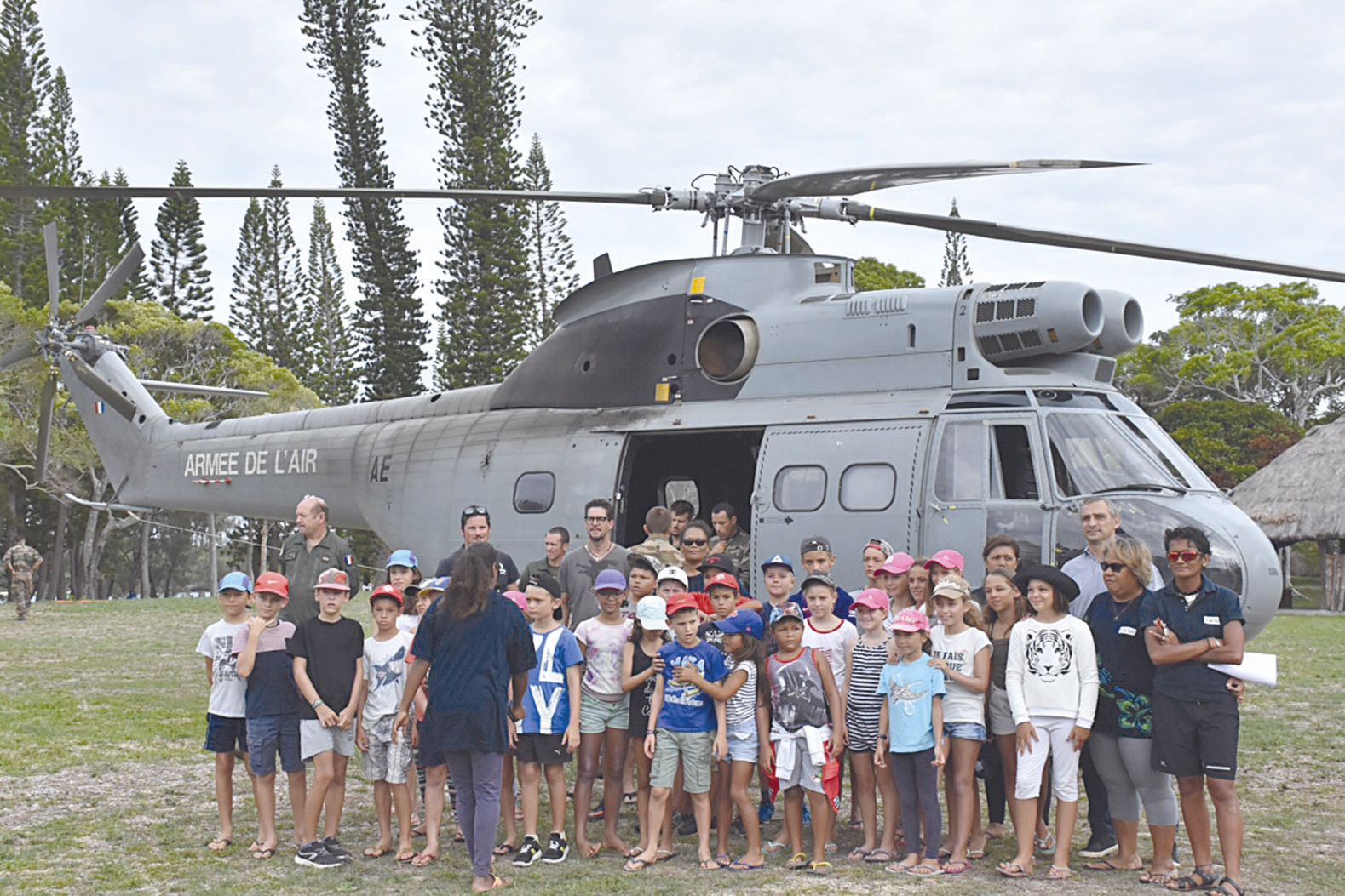 Des sauts en parachute, avec largages en Puma, ont rythmé la journée de jeudi sur la tribu de Komagna. L’engin a impressionné les enfants de la colonie de vacances de l’Igesa.