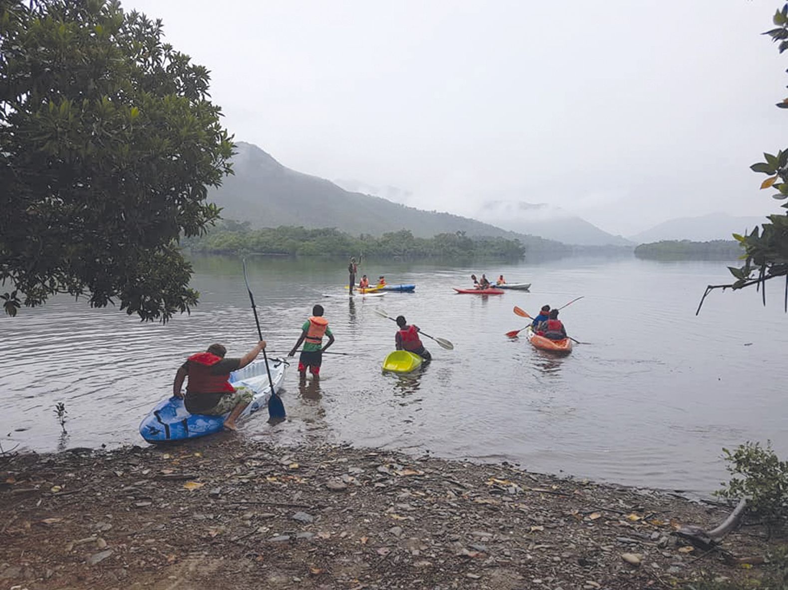 Les activités n’ont pas manqué à Poindimié pour les jeunes, qu’elles soient pédestres,  culinaires ou nautiques comme ici cette excursion en canoë-kayak.