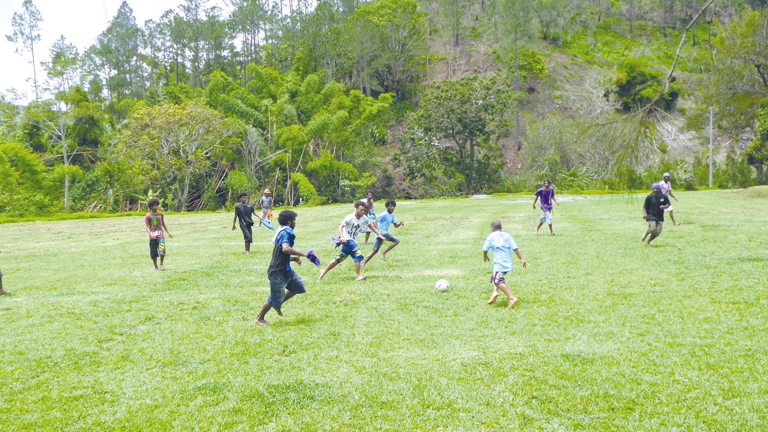 Le football a une fois encore été très populaire. Ces rencontres ont permis de regrouper à Koindé les tribus de Oui-Poin, de Koumoua et de Ouatom, ainsi que des personnes du village.