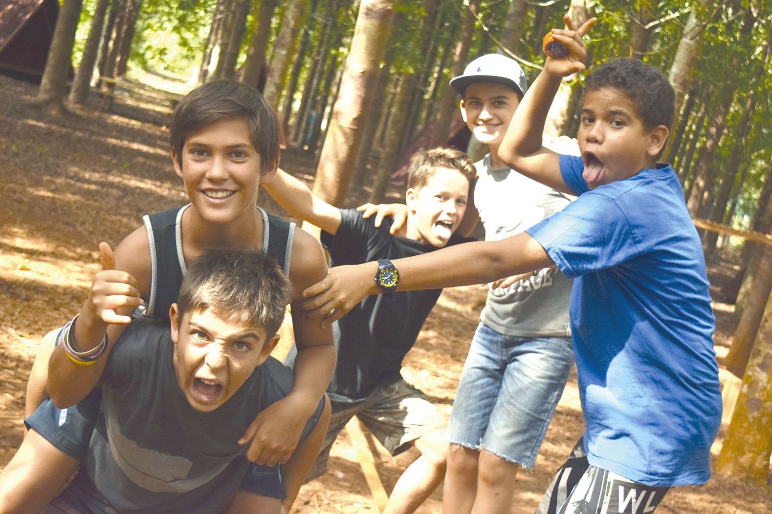Nolann, Yvan, Tidiane, Maxime et les autres aiment participer aux camps de vacances d’Escal’Aventure pour la diversité des activités, malgré l’interdiction formelle de se connecter aux téléphones portables et autres écrans.