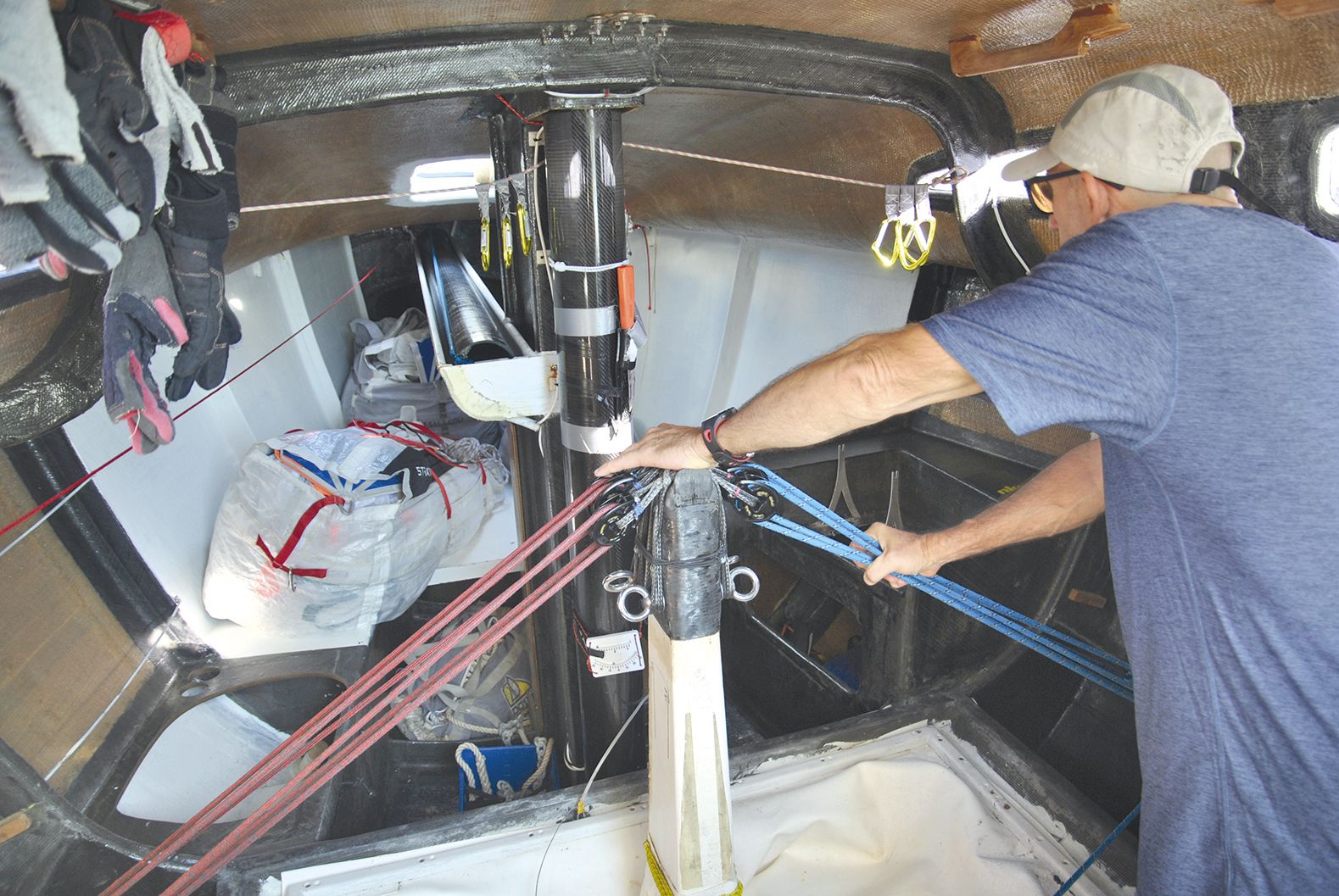 Sur Keel Bill, la quille est basculante, pour augmenter son couple en rappel. Un dispositif unique sur le Caillou.