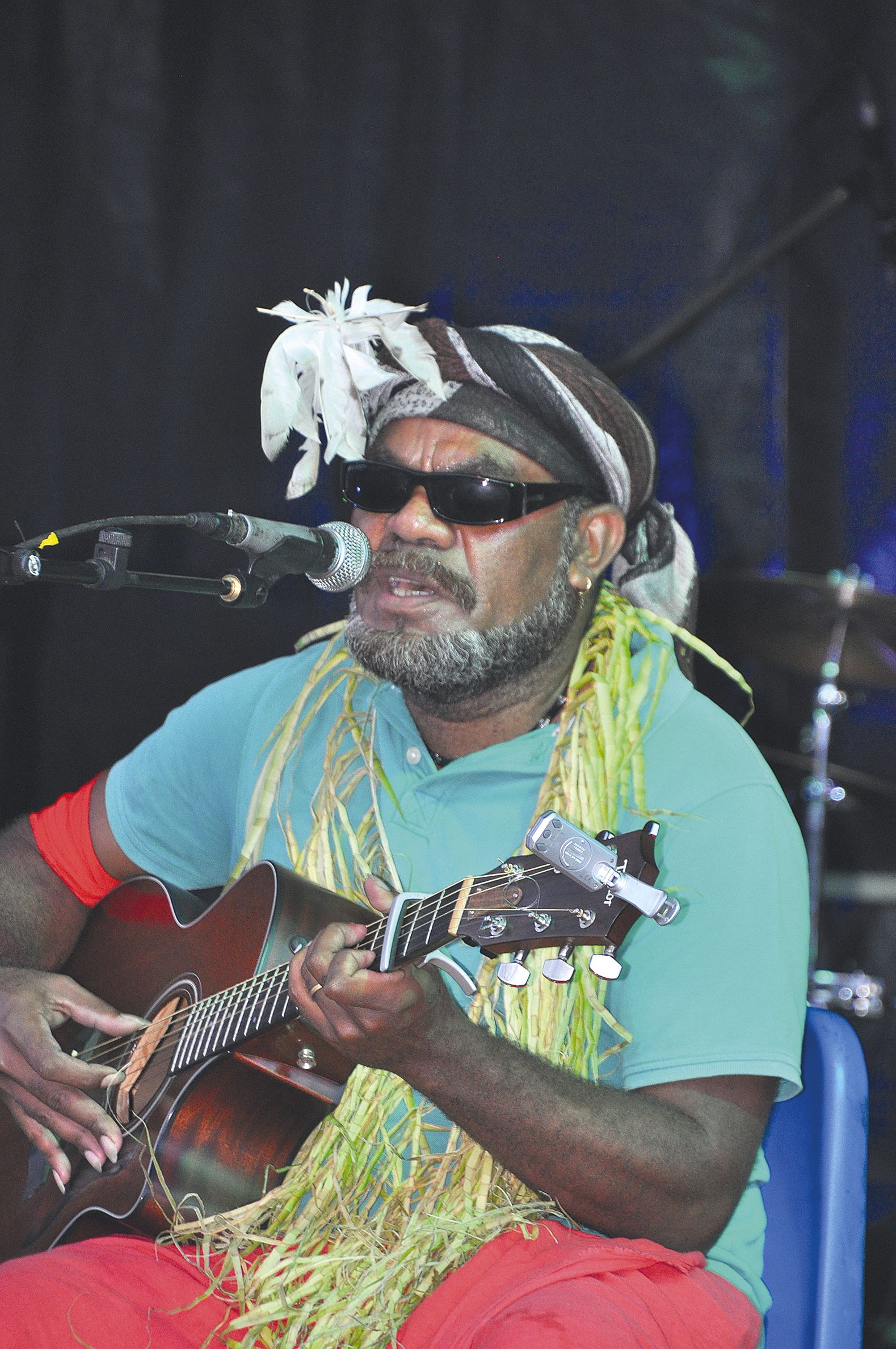 A Maré, à Nouméa ou à Paris, Gulaan s’affiche toujours avec sa tenue d’inspiration  traditionnelle et ses lunettes de rock star.