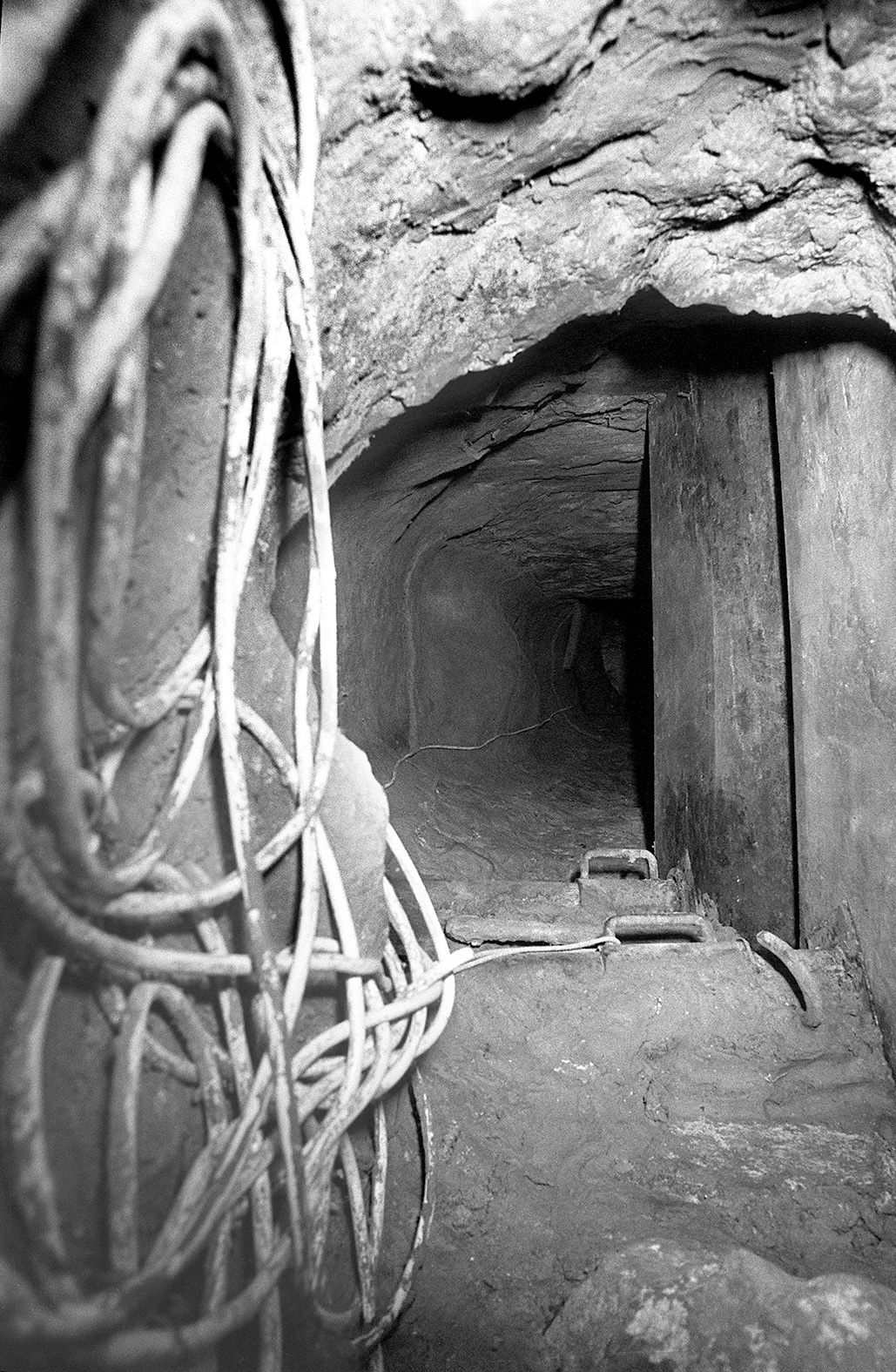 Le tunnel, longde huit mètres,a été creusé par les malfaiteurs.