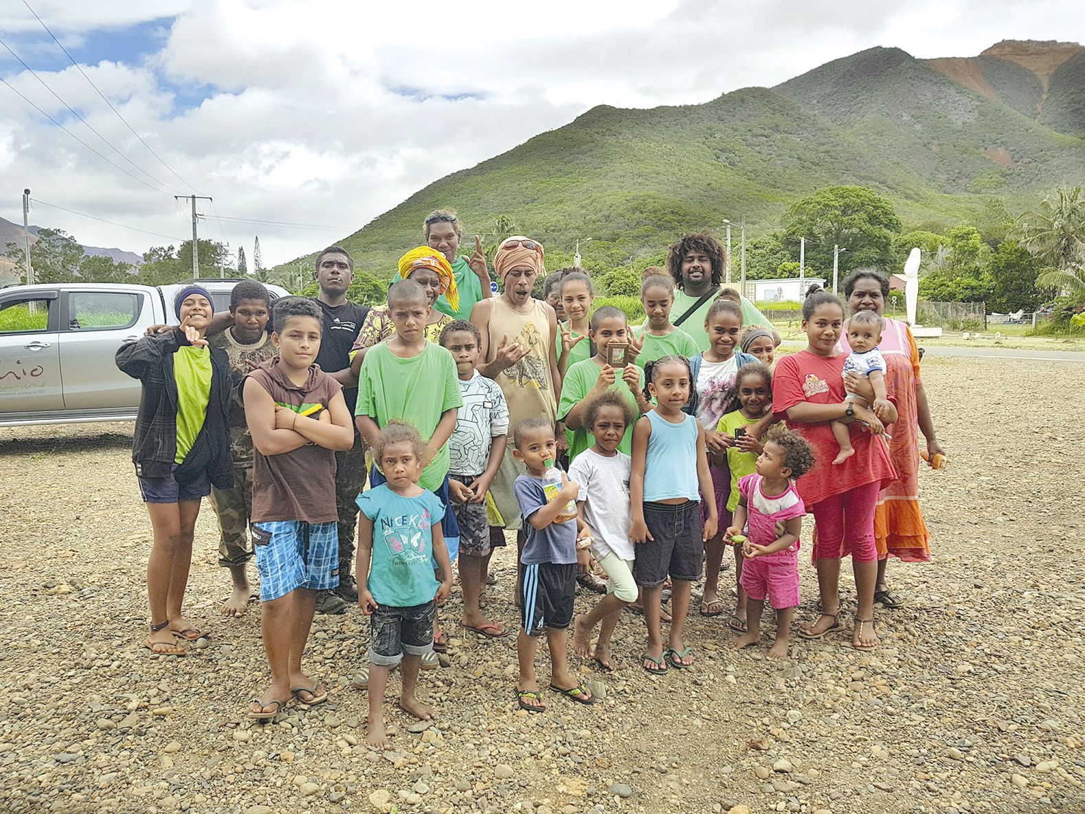 Les plus jeunes membres d’Arc-en-ciel autour du président, Yvan Nebayes.