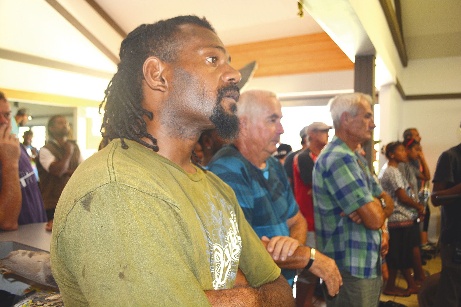 La population a écouté attentivement les propositions.