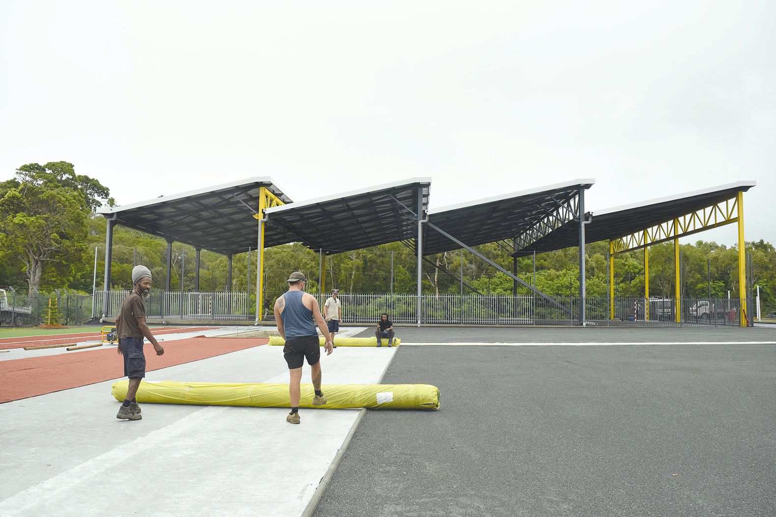 Les ouvriers de la société Home Design paysage terminaient cette  semaine la piste d’athlétisme située entre la halle des sports collectifs et la halle de gymnastique.