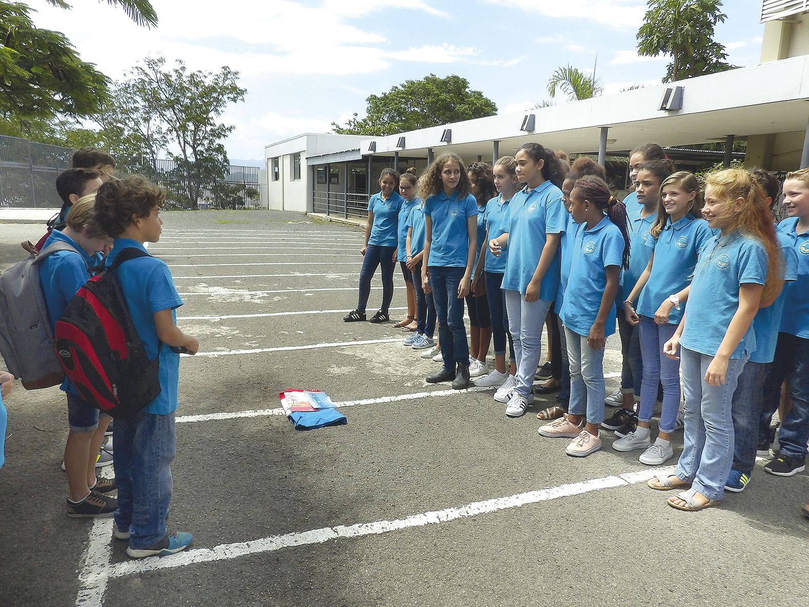 Hier après-midi, les collégiens de 5e de Baudoux, qui avaient fait leur rentrée le matin, sont revenus spécialement pour  accueillir les 170 élèves de 6e. Après des chants, les élèves de 5e ont présenté une coutume de bienvenue à leurs camarades de 6e nou