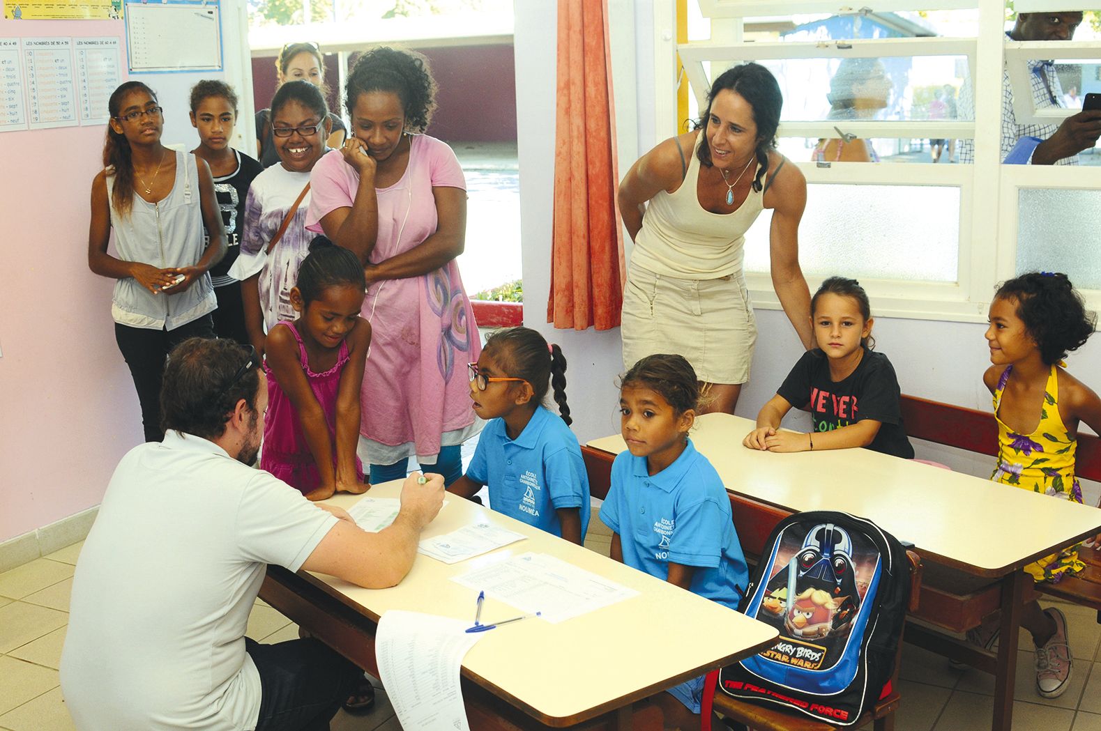 À Magenta, maître Frédéric reçoit ses élèves dans sa classe de CP A, à l’école Antoinette-Charbonneaux. Hier matin, pas moins de 9 700 jeunes ont fait leur rentrée dans les  cinquante et une écoles primaires publiques que compte la ville.